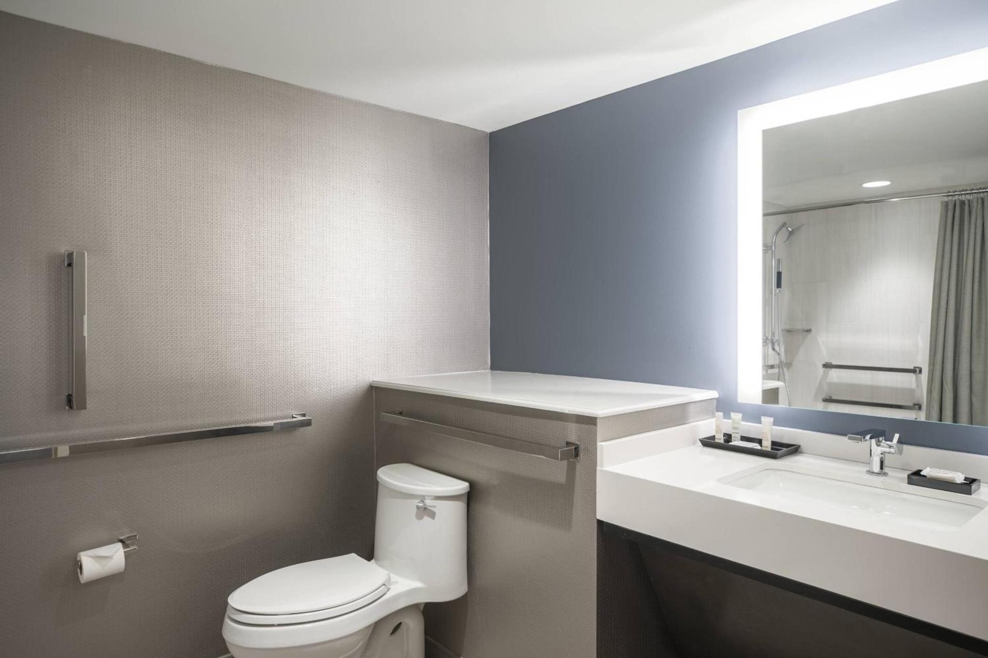 AC Hotel by Marriott Arlington National Landing photo 11