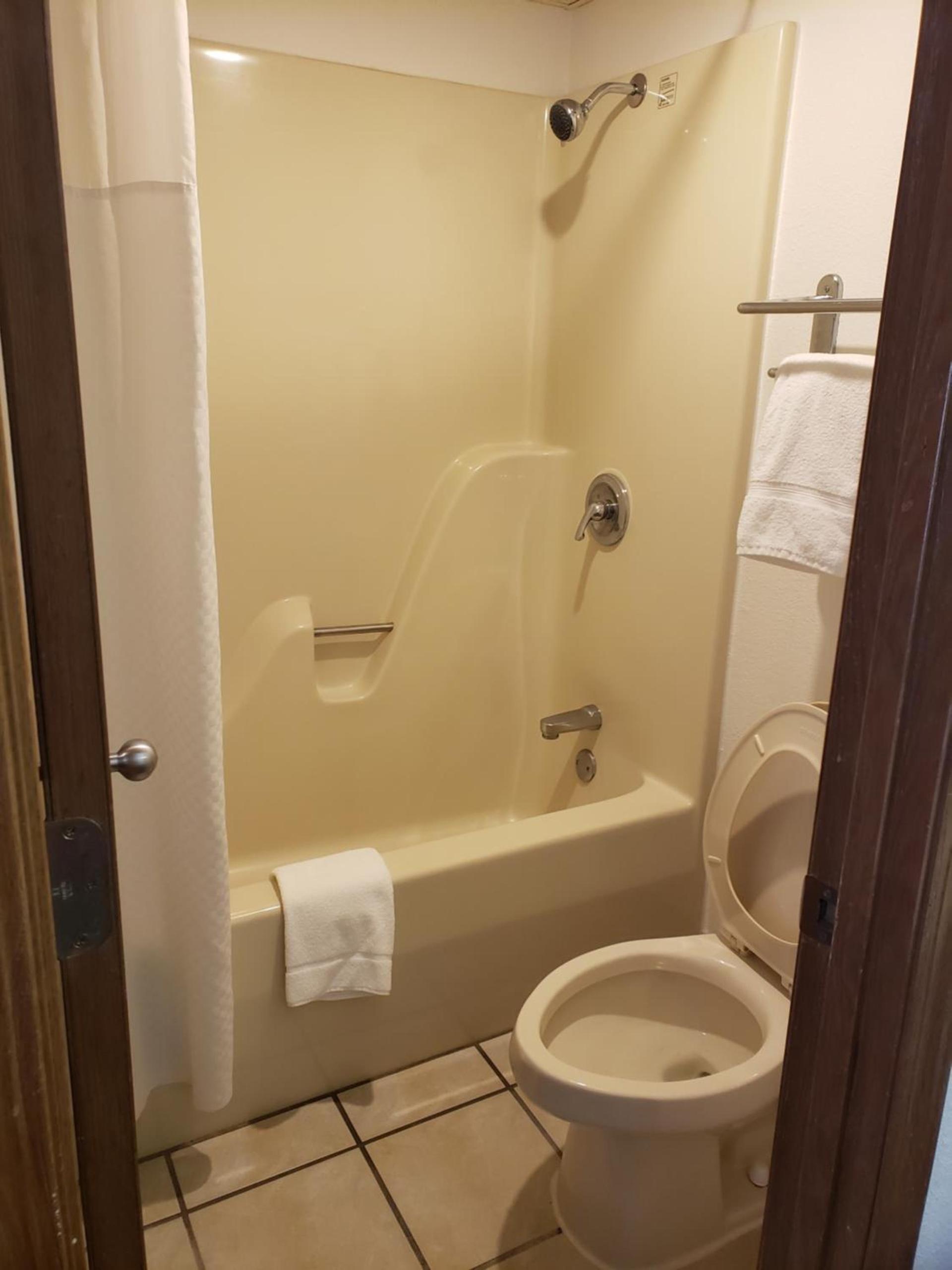 Super 8 by Wyndham Clinton photo 33