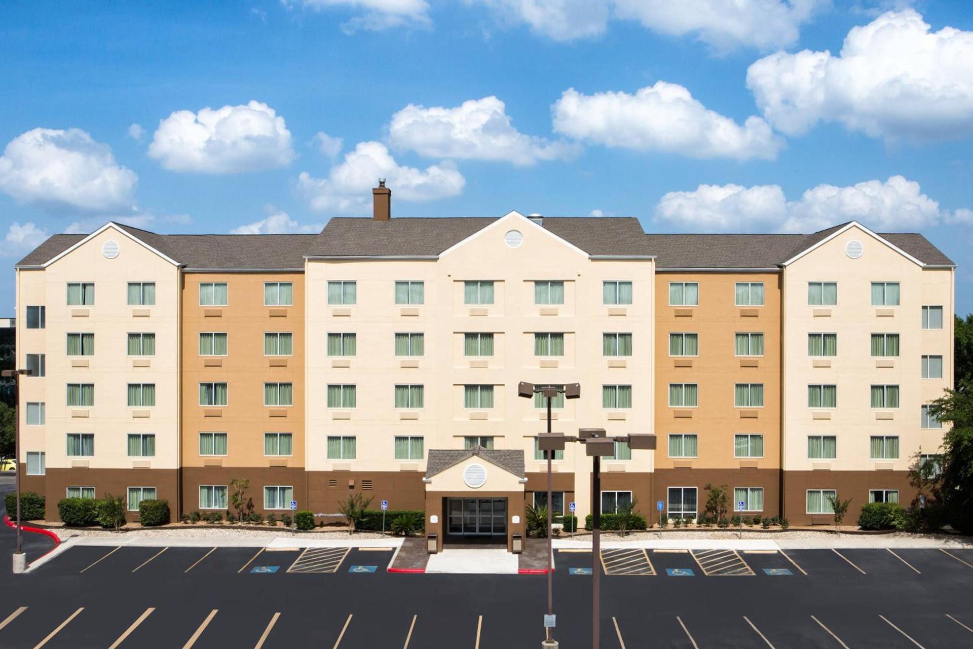 Fairfield Inn & Suites by Marriott San Antonio Airport/North Star Mall photo 1