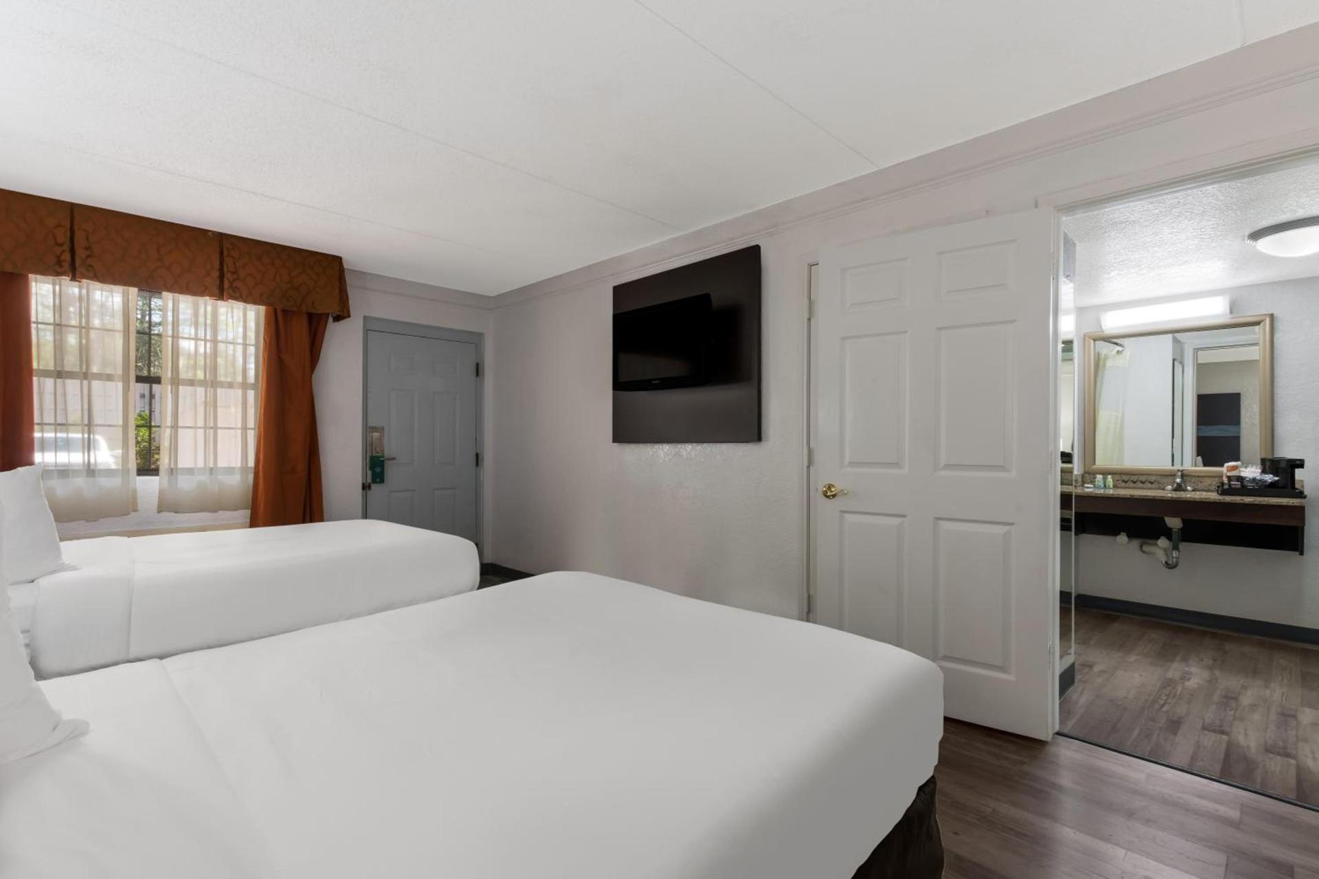 Quality Inn & Suites Airport photo 28