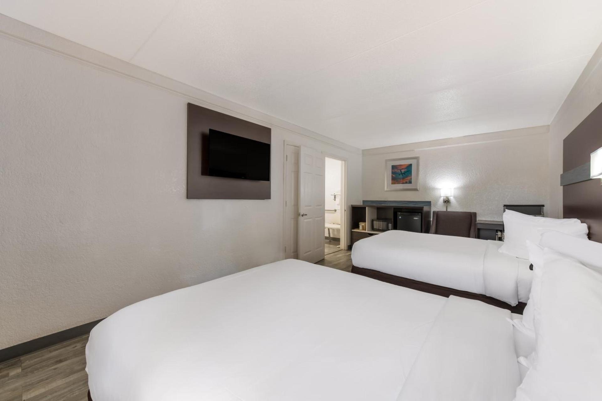 Quality Inn & Suites Airport photo 11