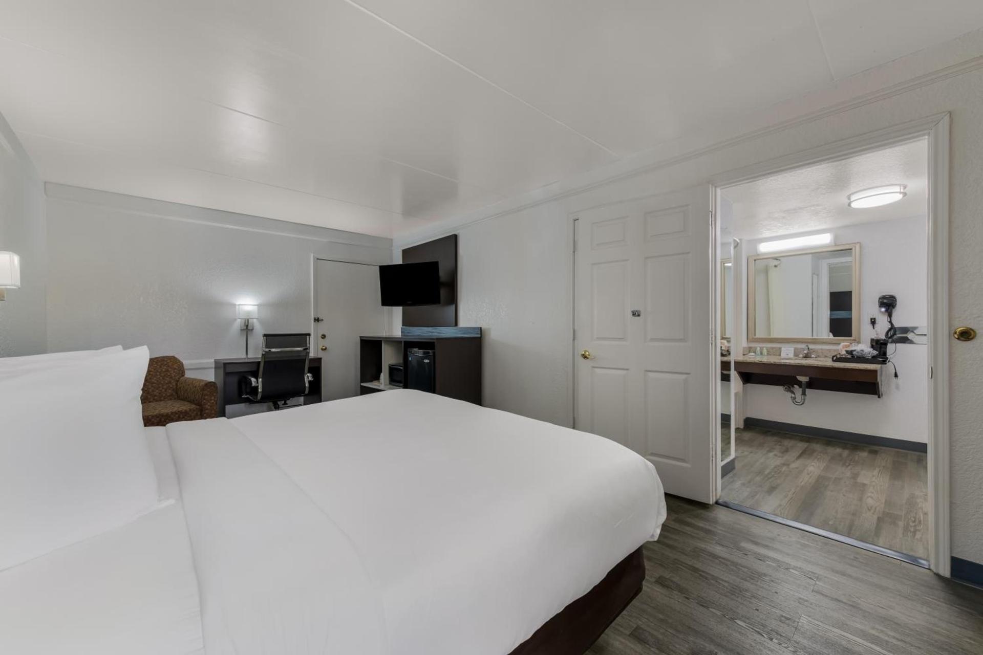 Quality Inn & Suites Airport photo 7