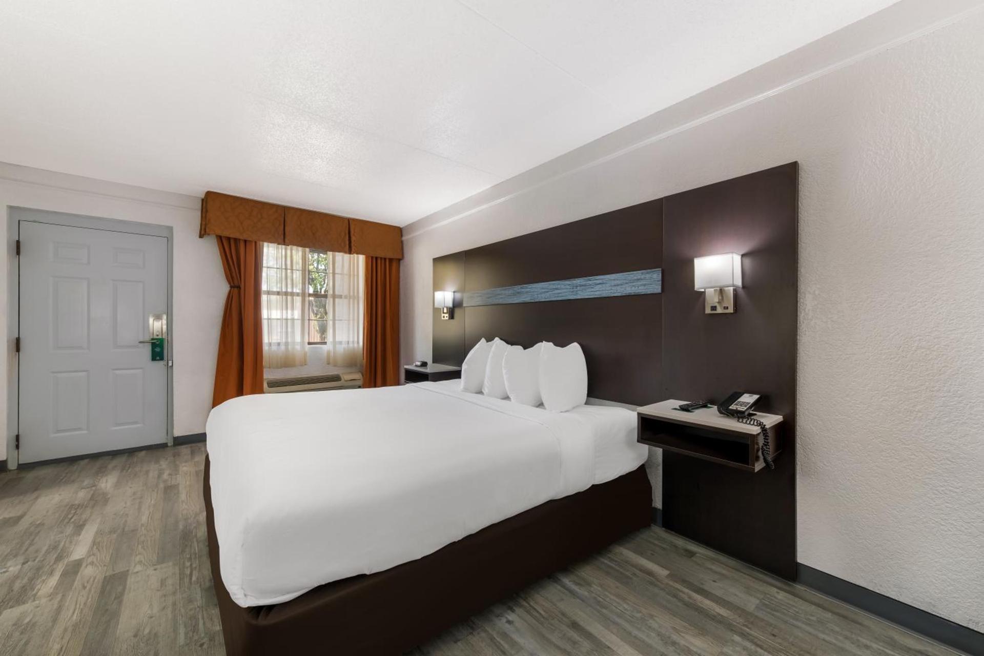 Quality Inn & Suites Airport photo 14