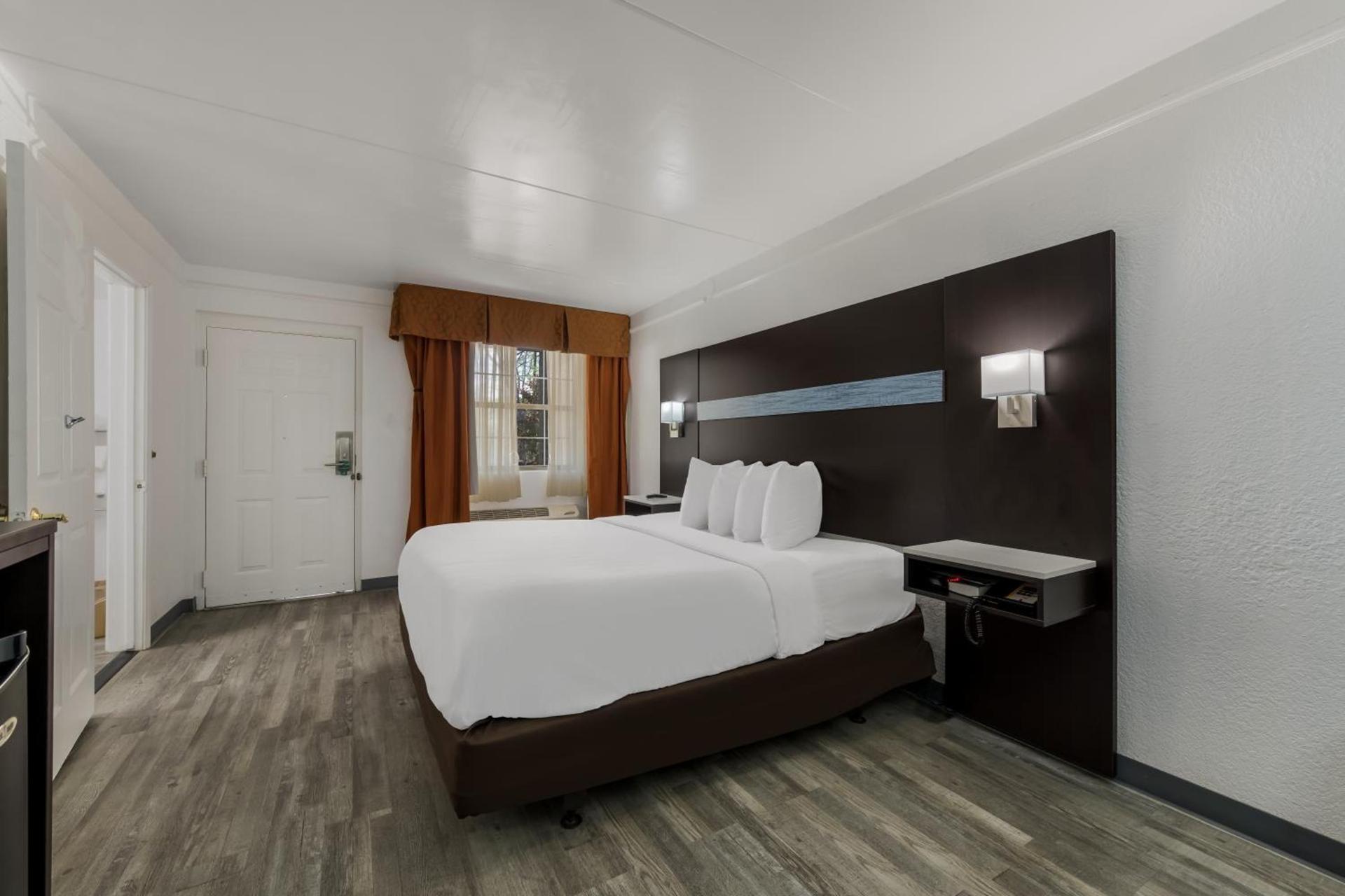 Quality Inn & Suites Airport photo 53