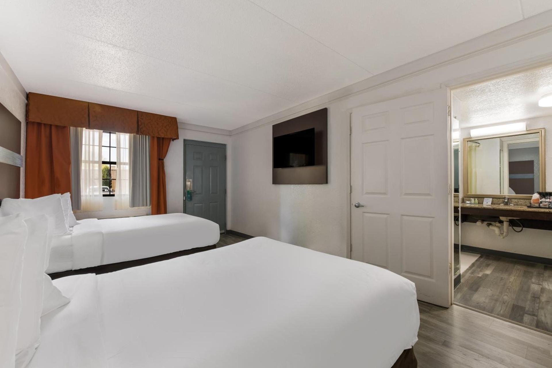 Quality Inn & Suites Airport photo 64