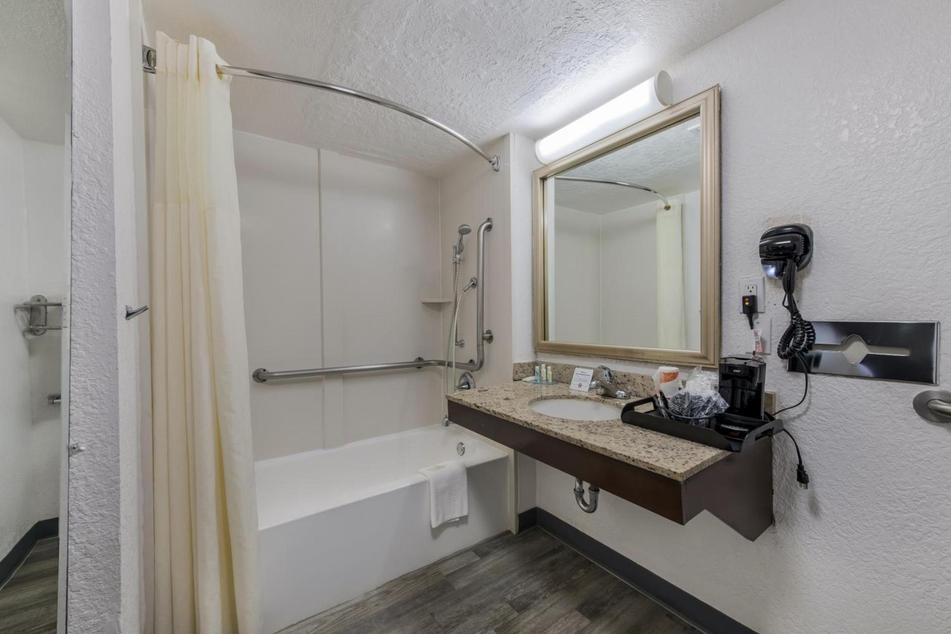Quality Inn & Suites Airport photo 44