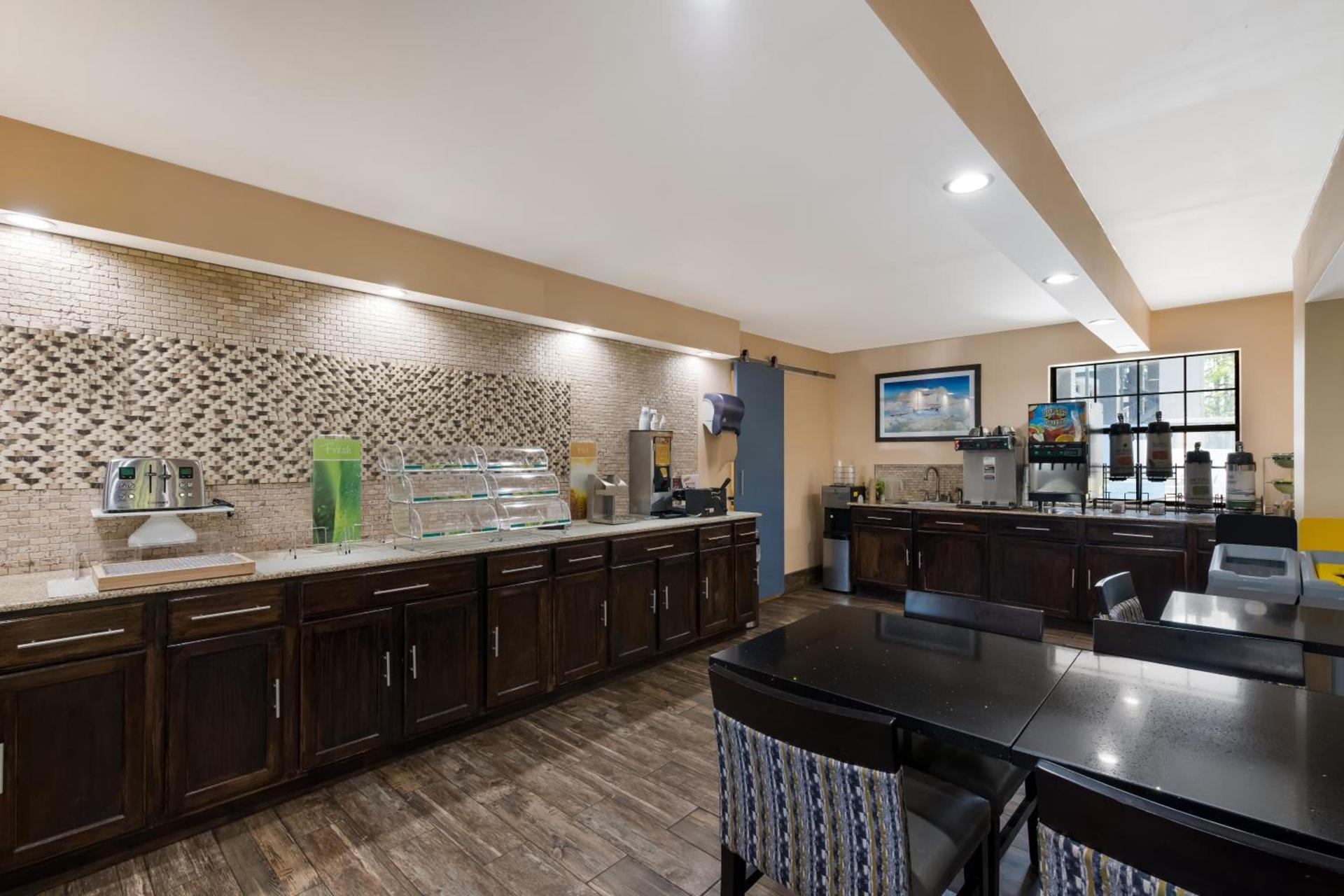 Quality Inn & Suites Airport photo 38