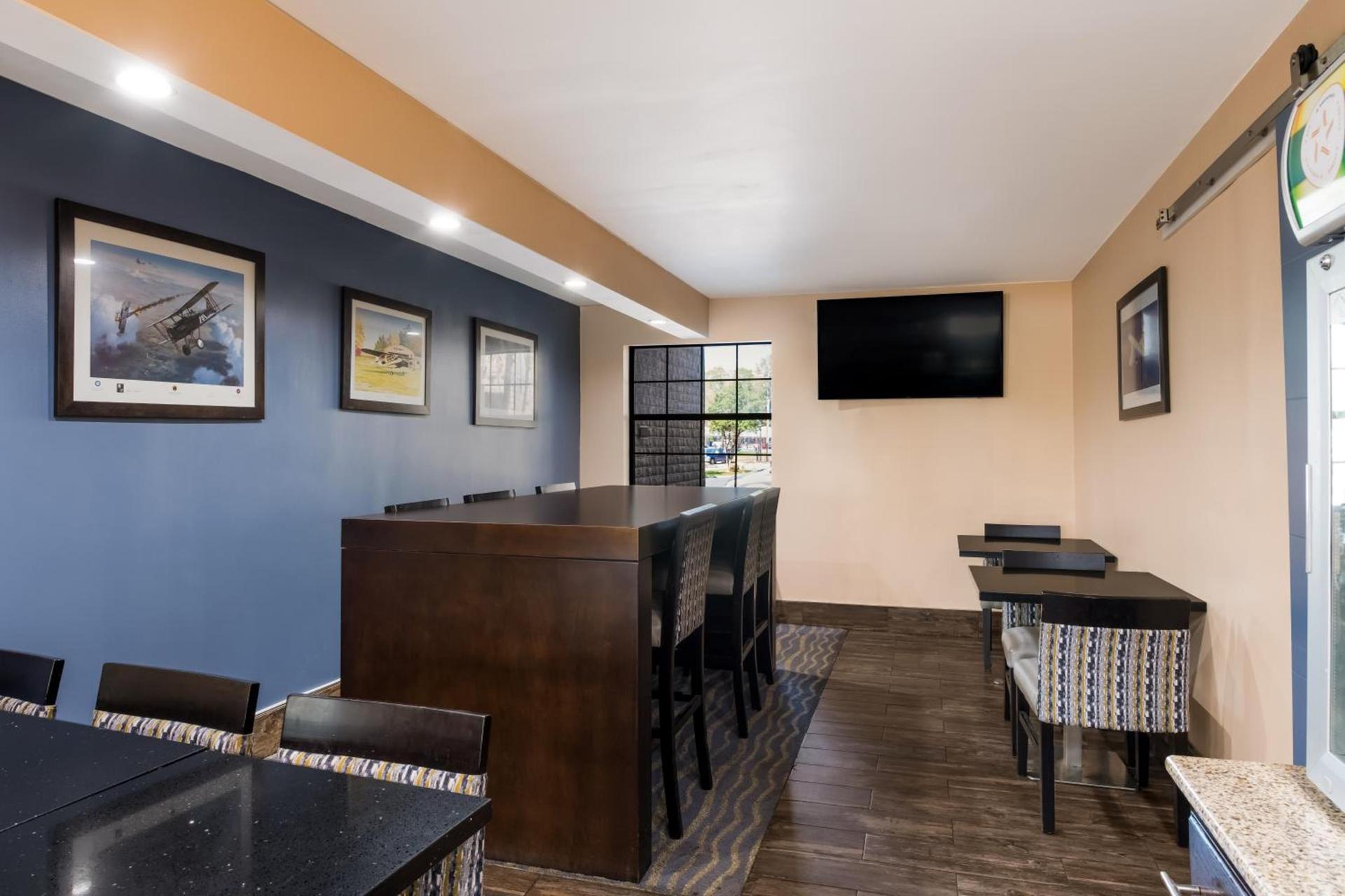 Quality Inn & Suites Airport photo 62