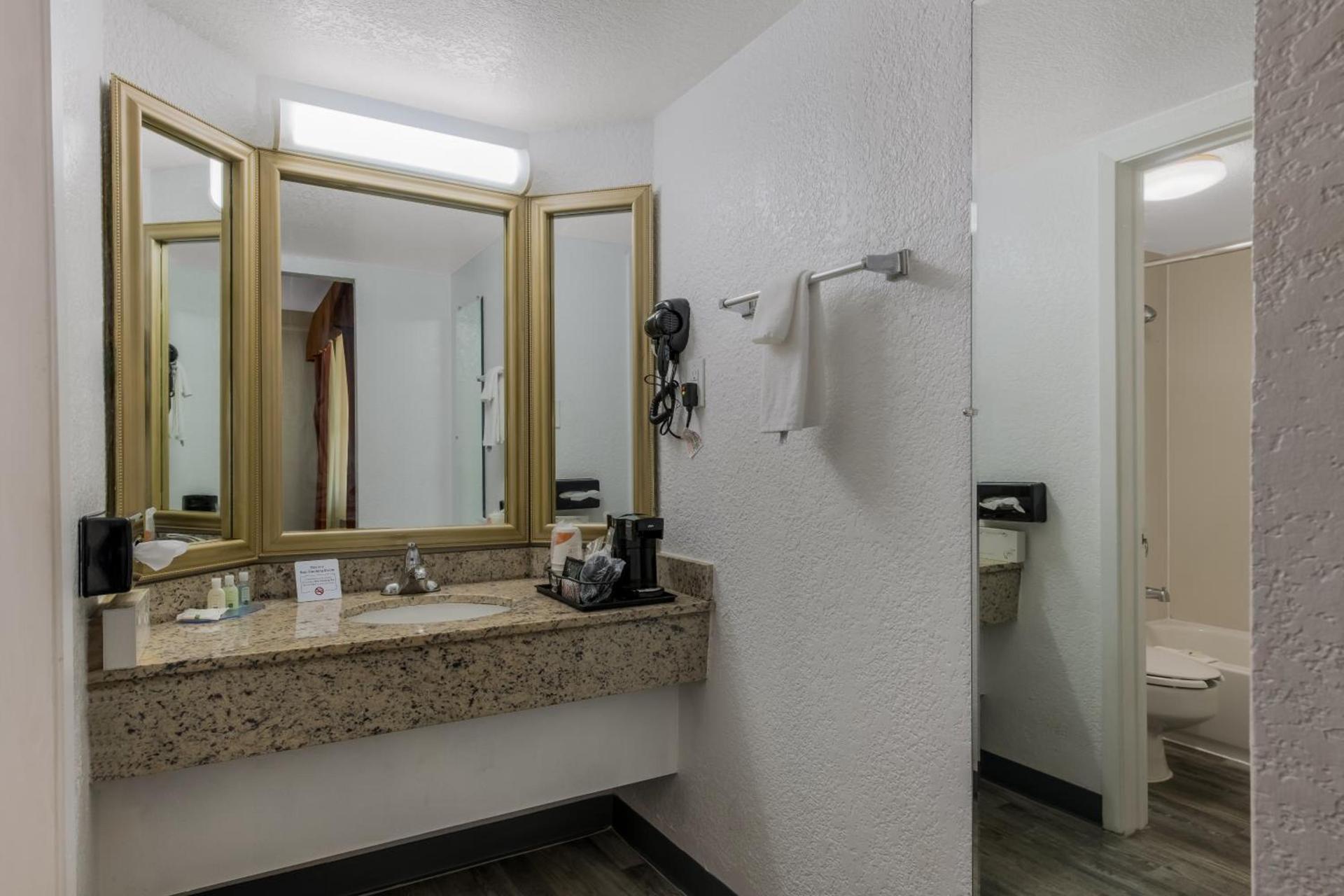 Quality Inn & Suites Airport photo 26