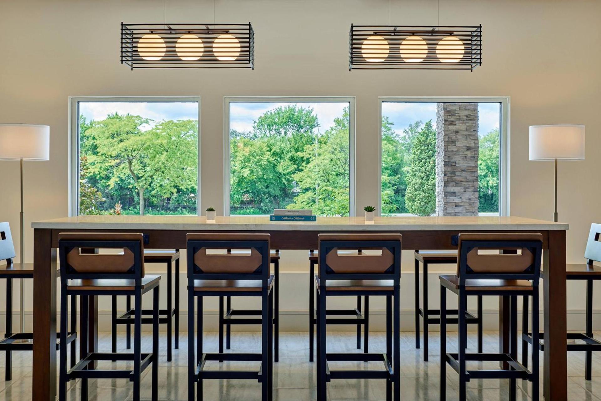 Delta Hotels by Marriott Chicago Willowbrook photo 5
