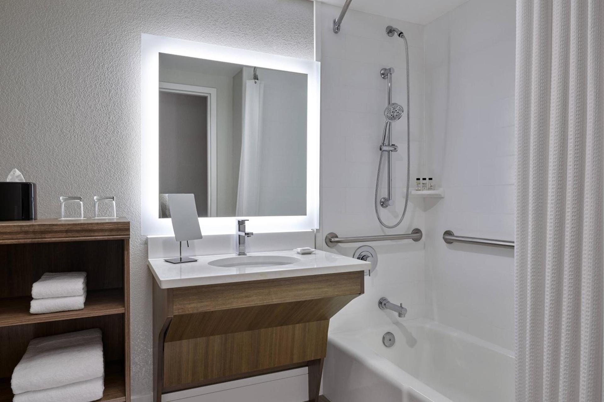 Delta Hotels by Marriott Chicago Willowbrook photo 12