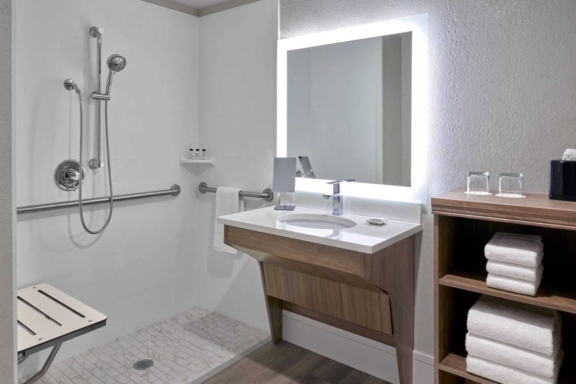 Delta Hotels by Marriott Chicago Willowbrook photo 13
