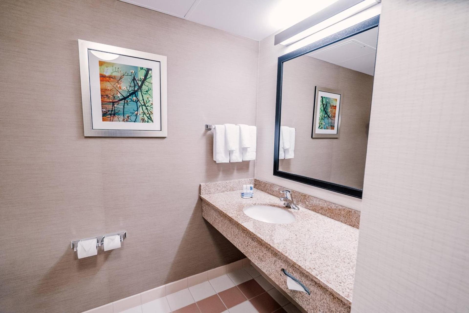 Fairfield by Marriott Medford Long Island photo 8