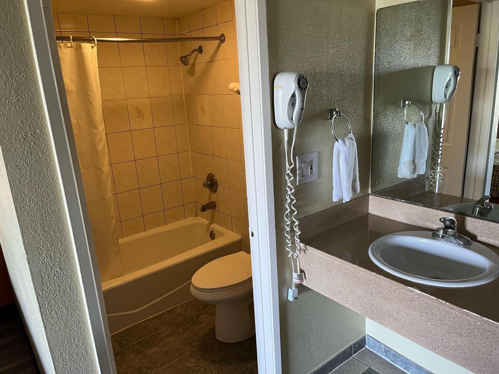 Rivera Inn & Suites Motel photo 6