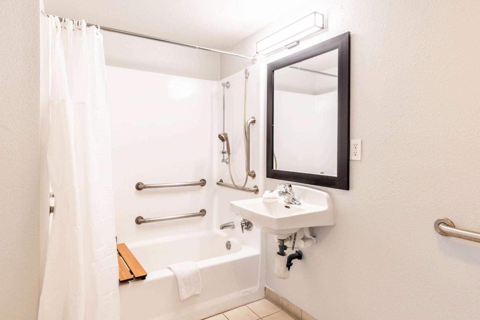 Motel 6-Carlsbad, CA - East Near LEGOLAND photo 7