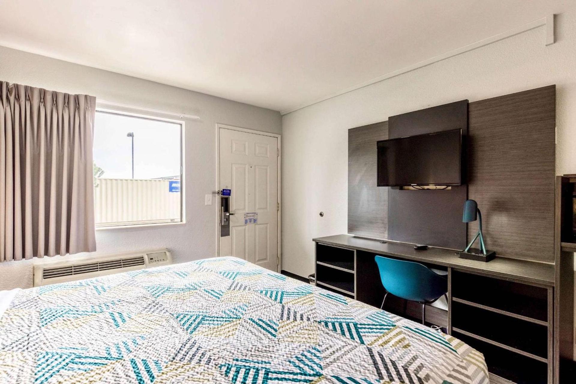 Motel 6-Carlsbad, CA - East Near LEGOLAND photo 9
