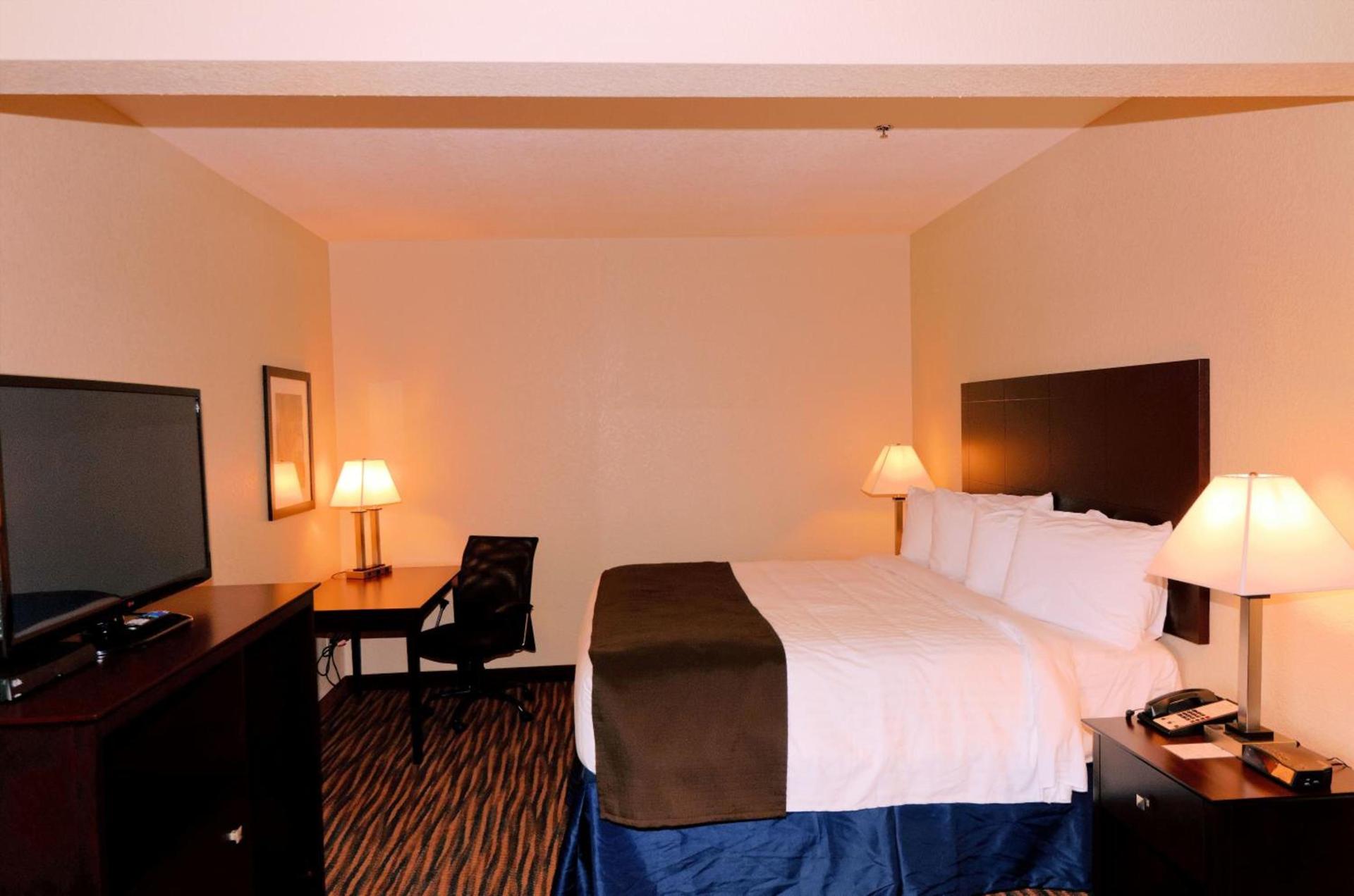 Cobblestone Inn & Suites - Denison | Oak Ridge photo 24