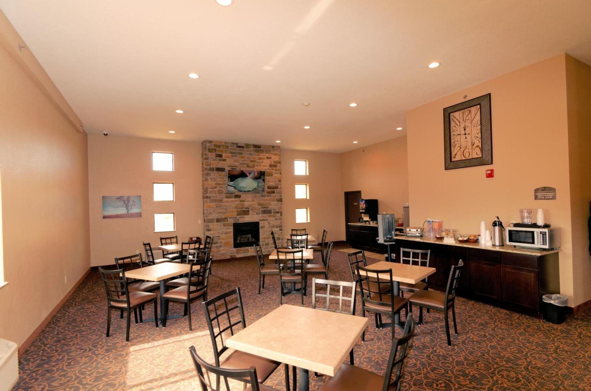 Cobblestone Inn & Suites - Denison | Oak Ridge photo 28