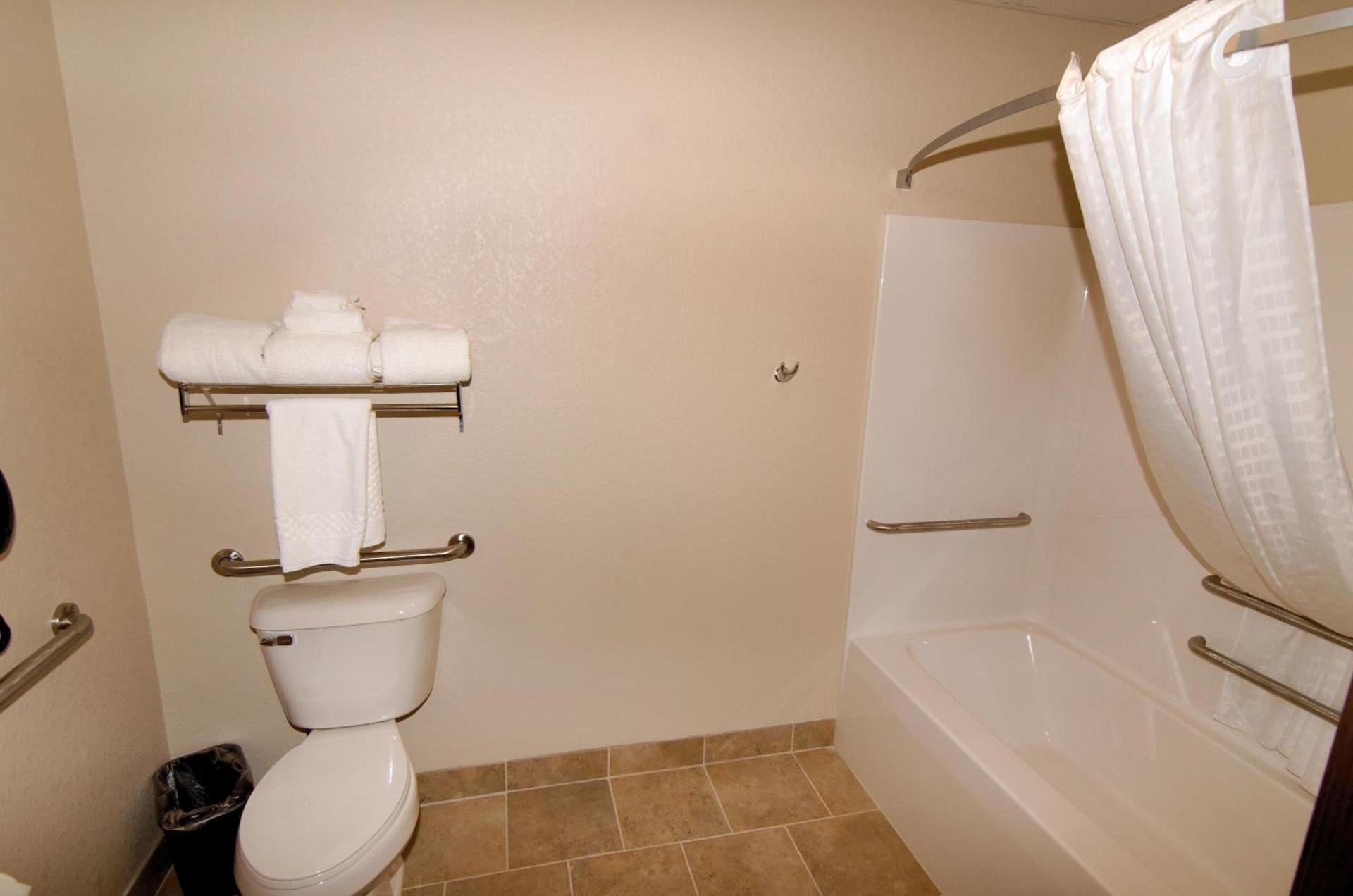Cobblestone Inn & Suites - Denison | Oak Ridge photo 29