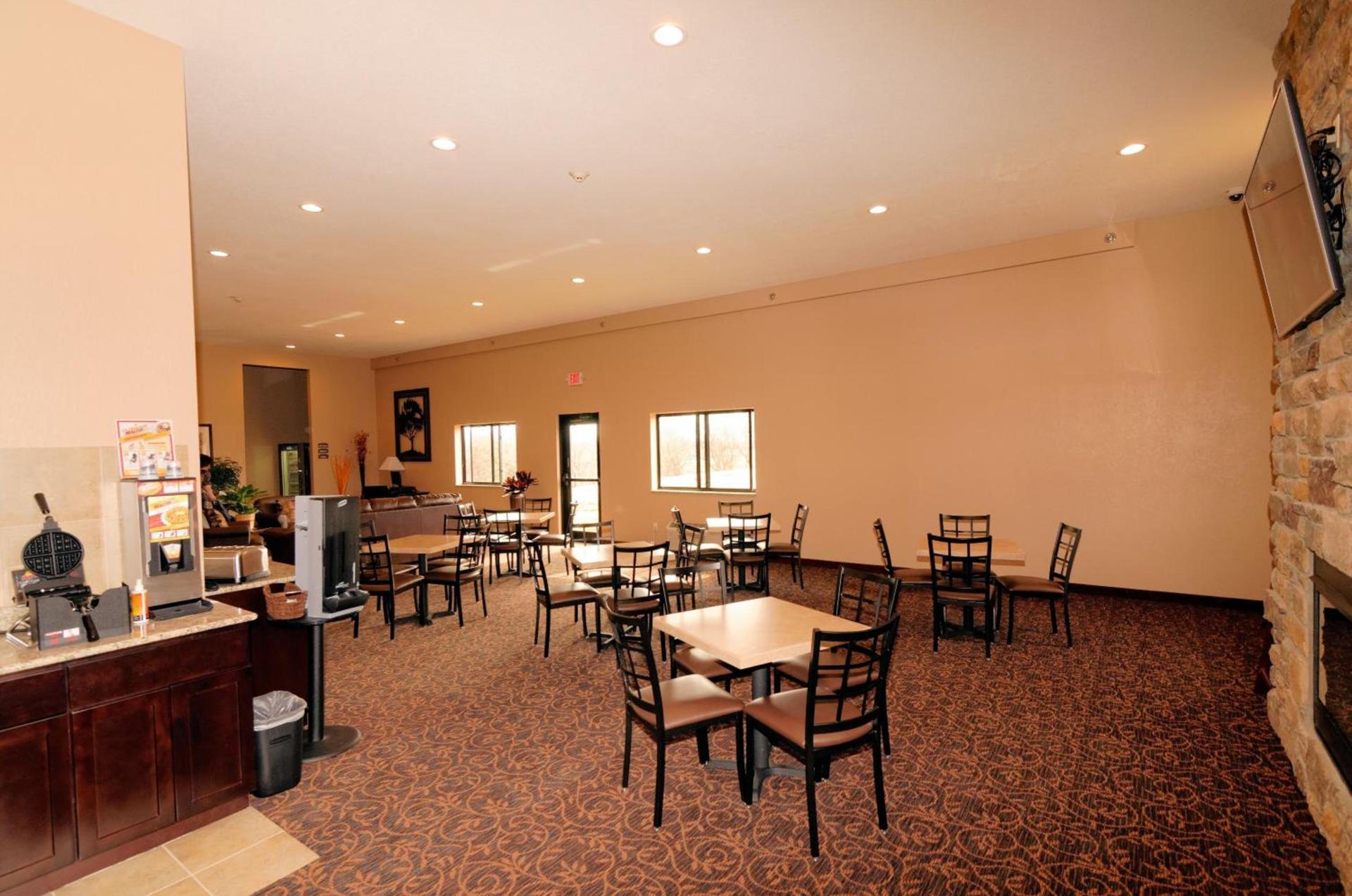 Cobblestone Inn & Suites - Denison | Oak Ridge photo 33