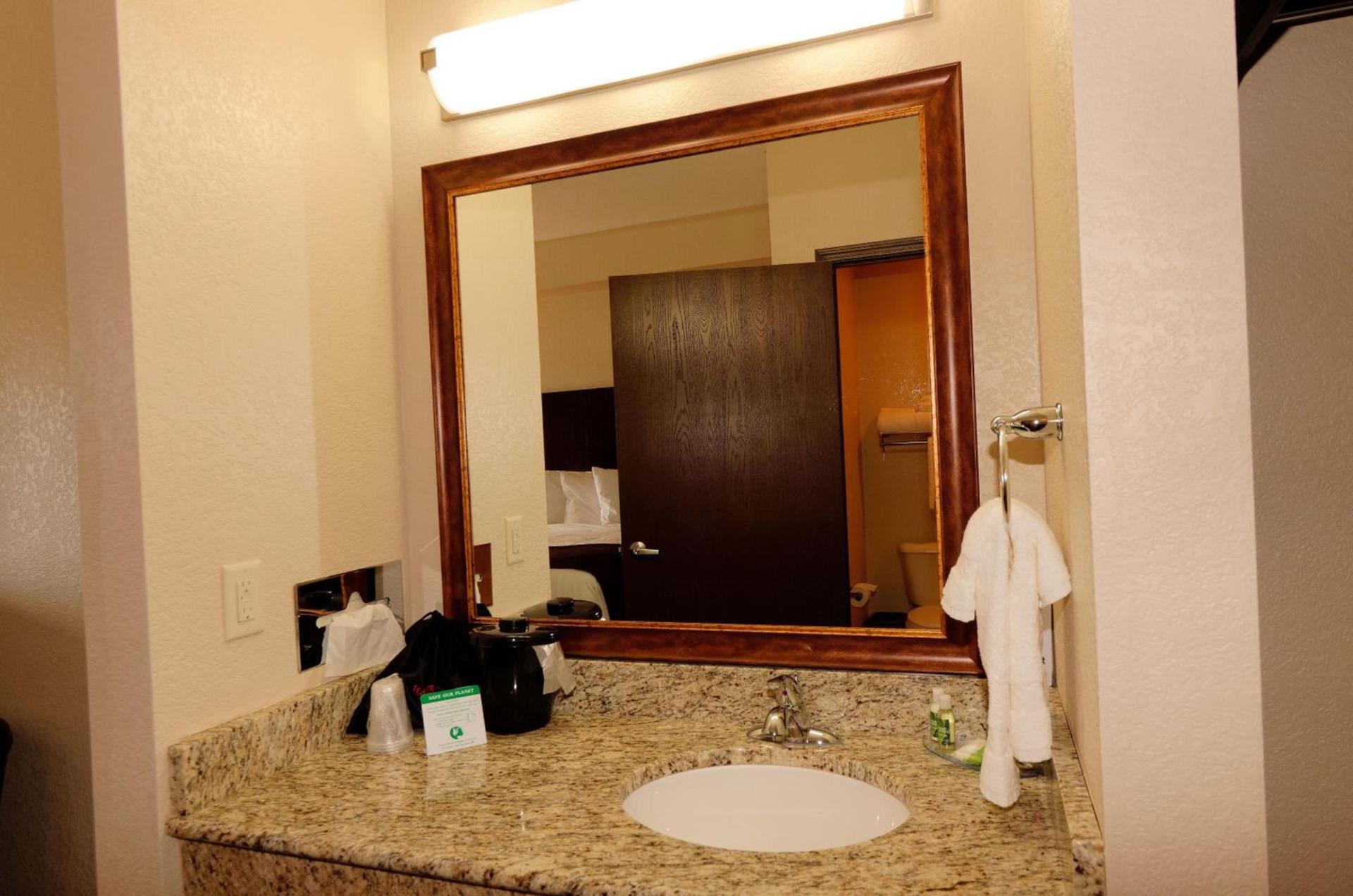 Cobblestone Inn & Suites - Denison | Oak Ridge photo 34