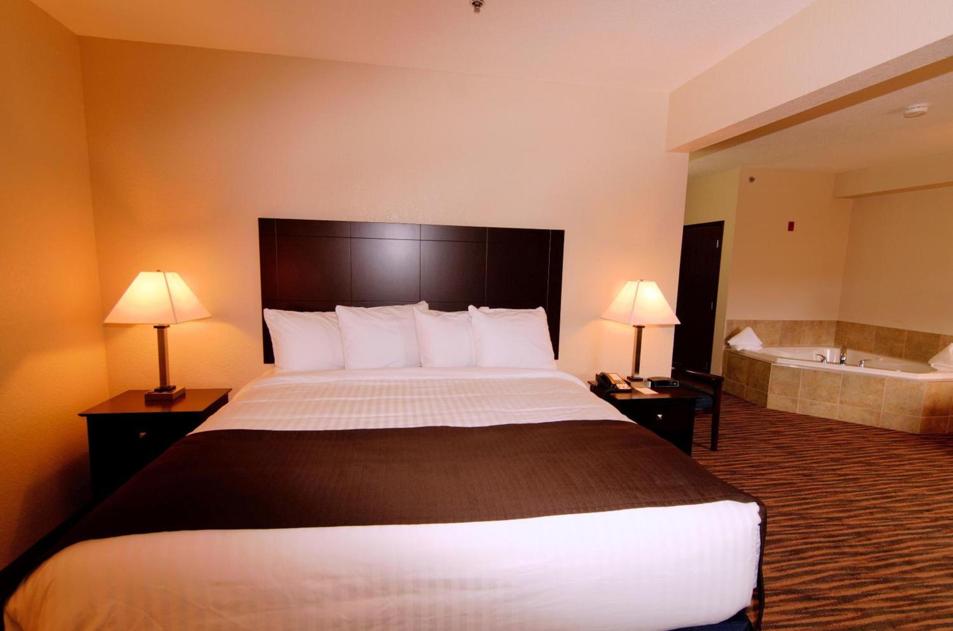 Cobblestone Inn & Suites - Denison | Oak Ridge photo 37