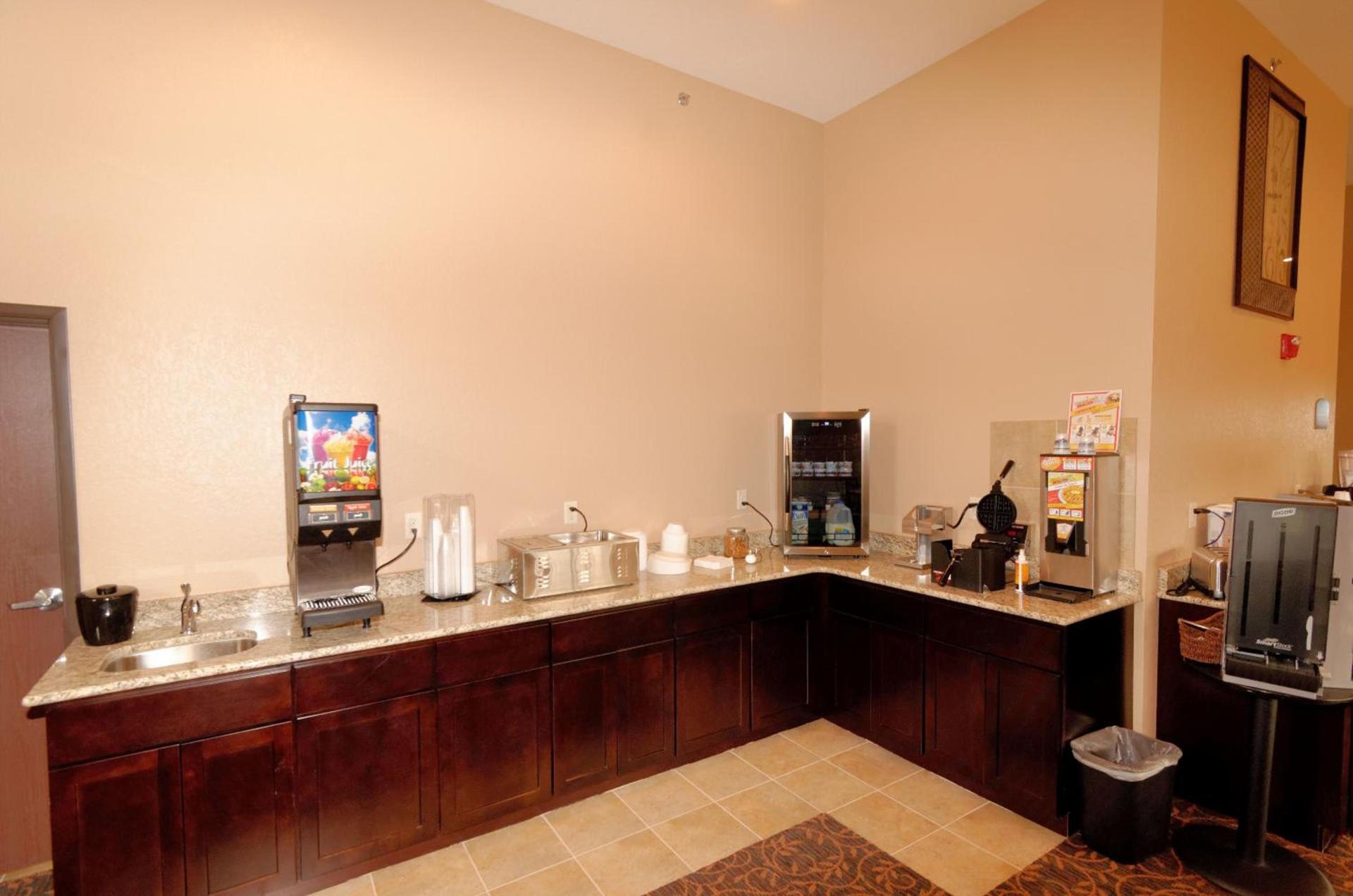Cobblestone Inn & Suites - Denison | Oak Ridge photo 39