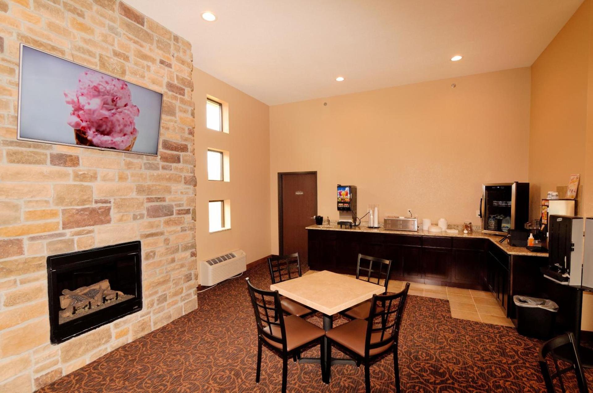 Cobblestone Inn & Suites - Denison | Oak Ridge photo 40