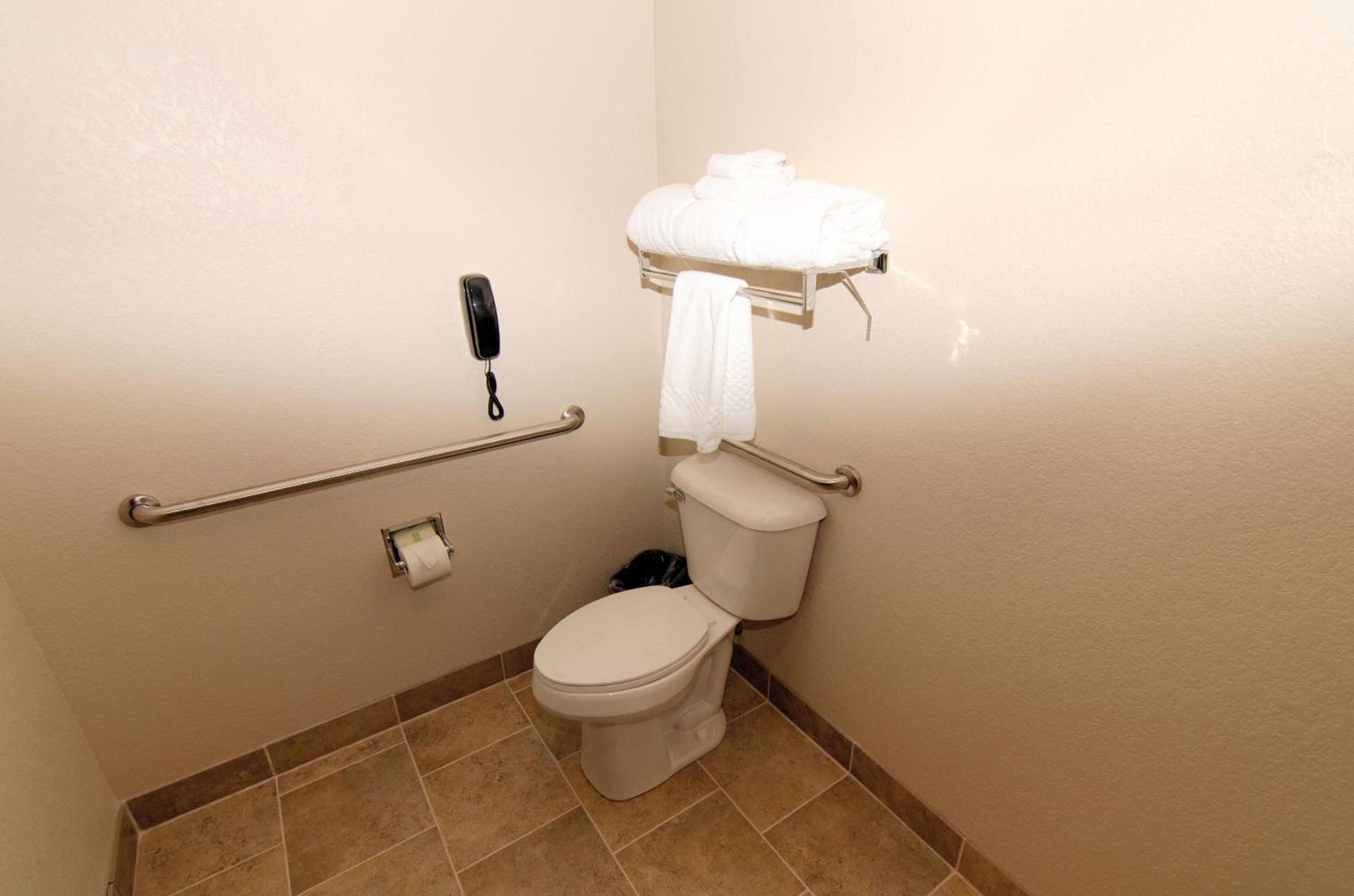 Cobblestone Inn & Suites - Denison | Oak Ridge photo 43