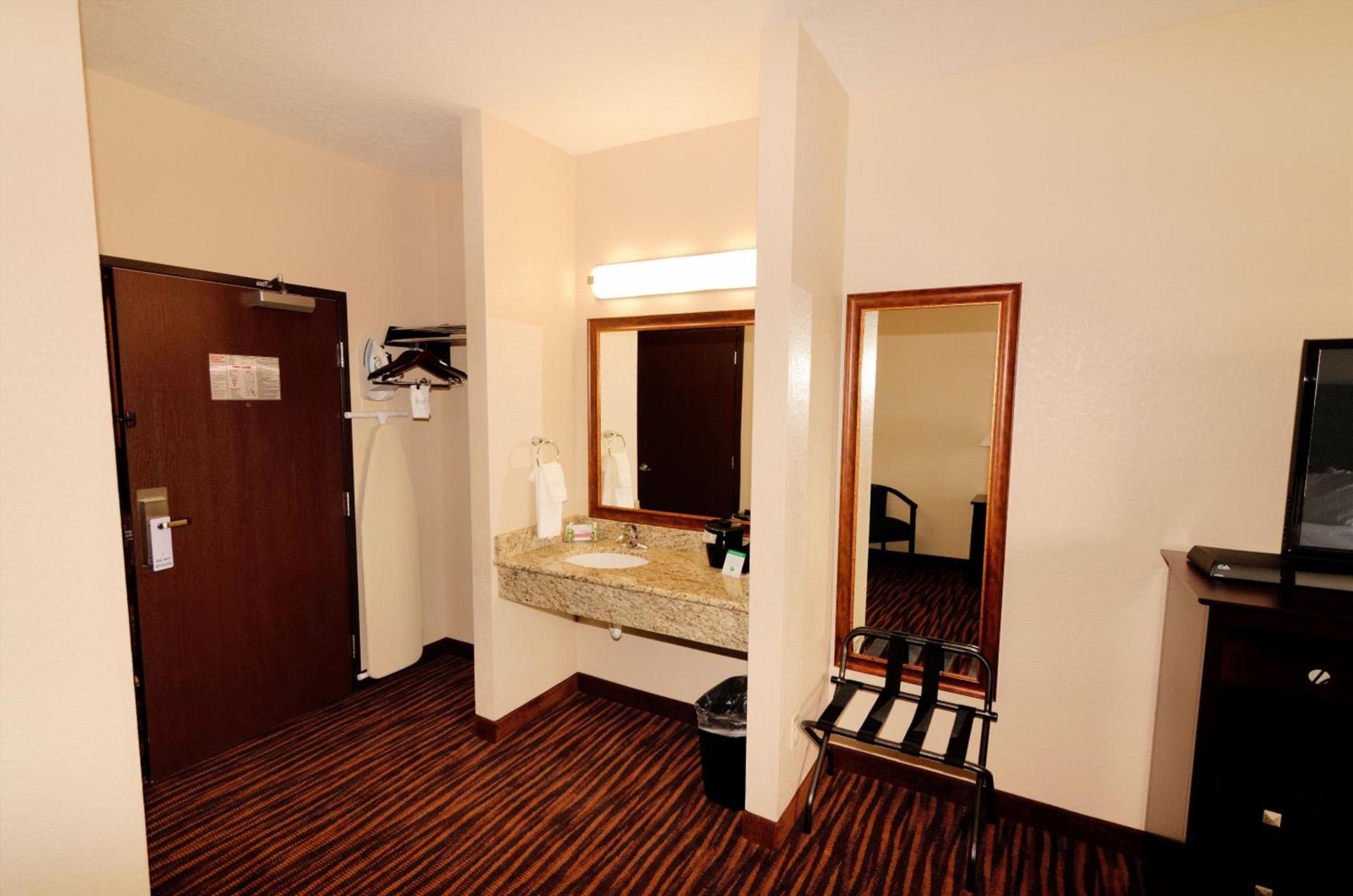 Cobblestone Inn & Suites - Denison | Oak Ridge photo 44