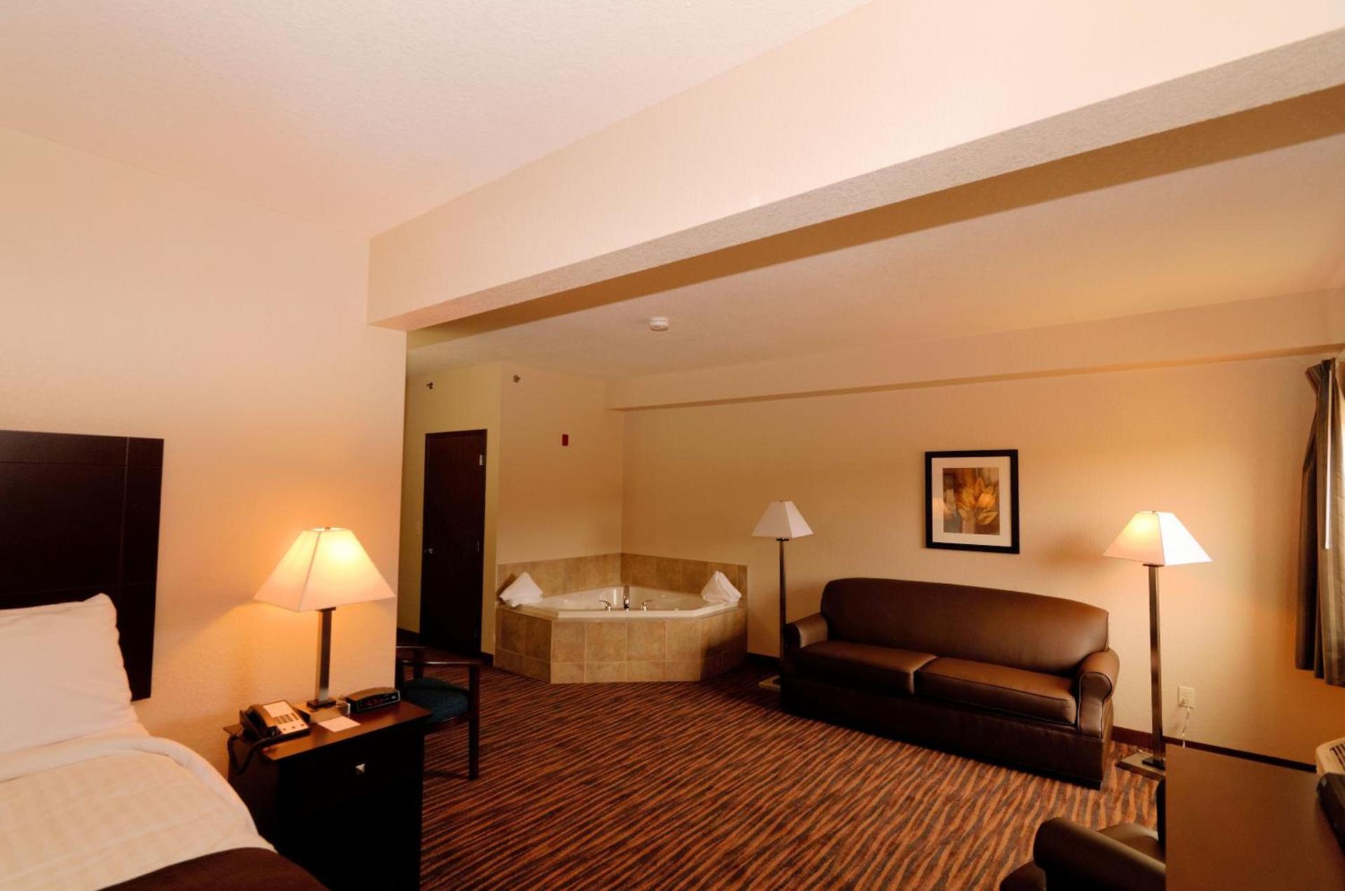 Cobblestone Inn & Suites - Denison | Oak Ridge photo 49