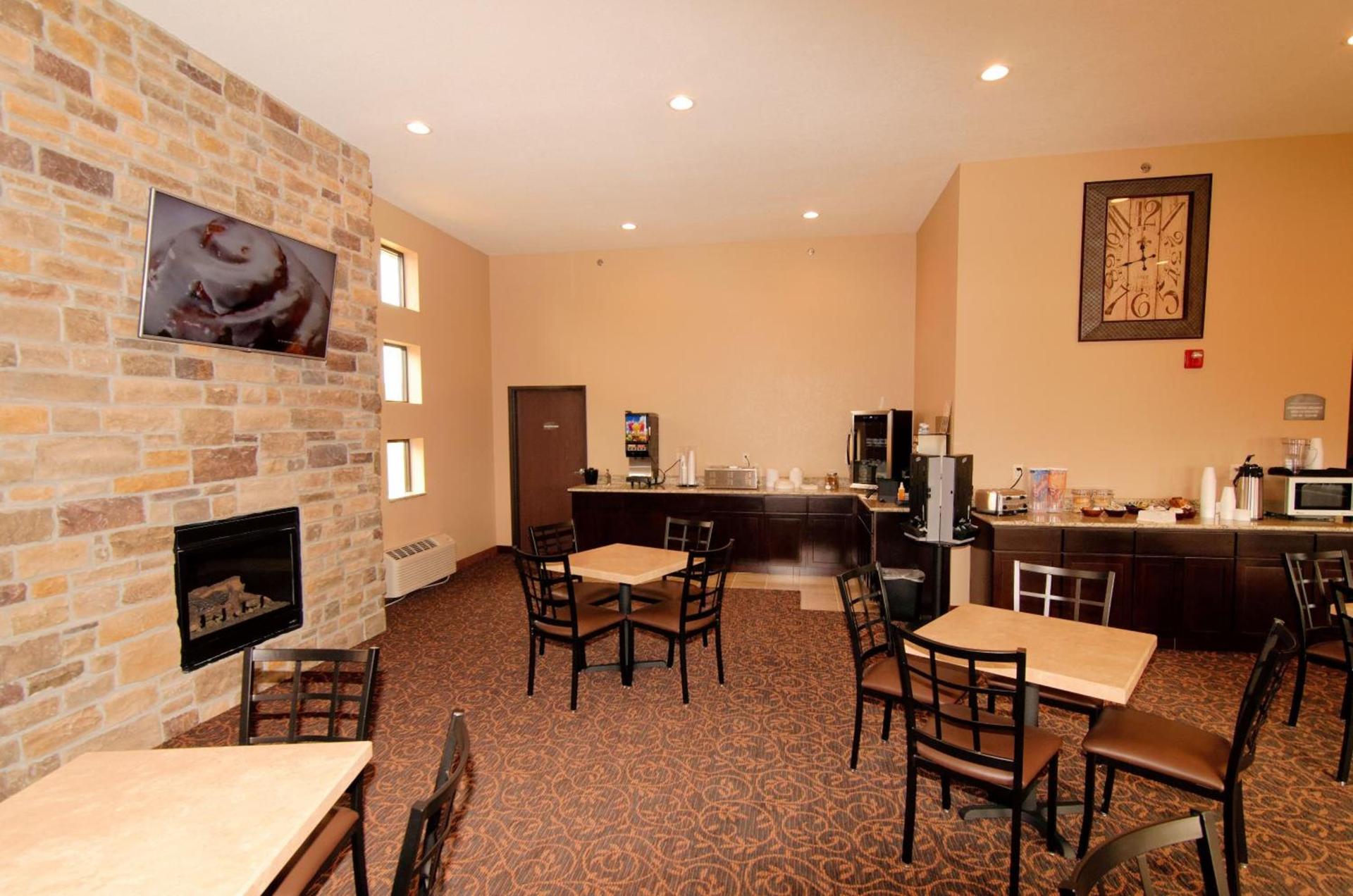 Cobblestone Inn & Suites - Denison | Oak Ridge photo 68