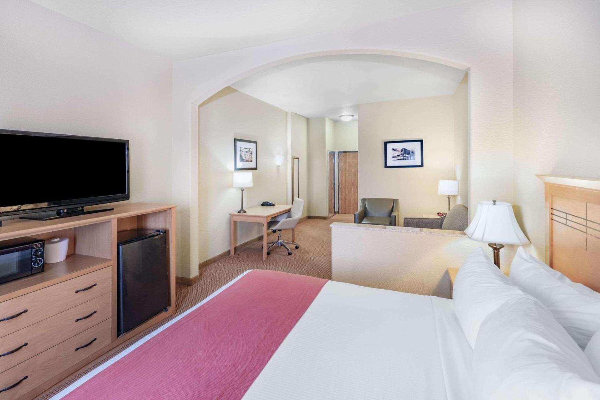 Baymont by Wyndham Cuero photo 21