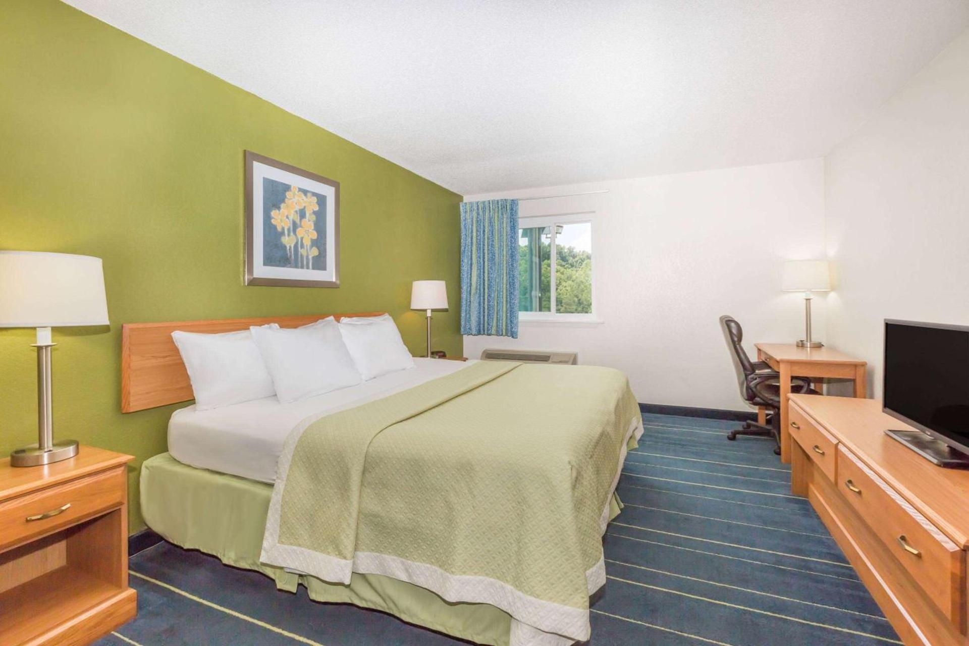 Days Inn & Suites by Wyndham Bridgeport - Clarksburg photo 4