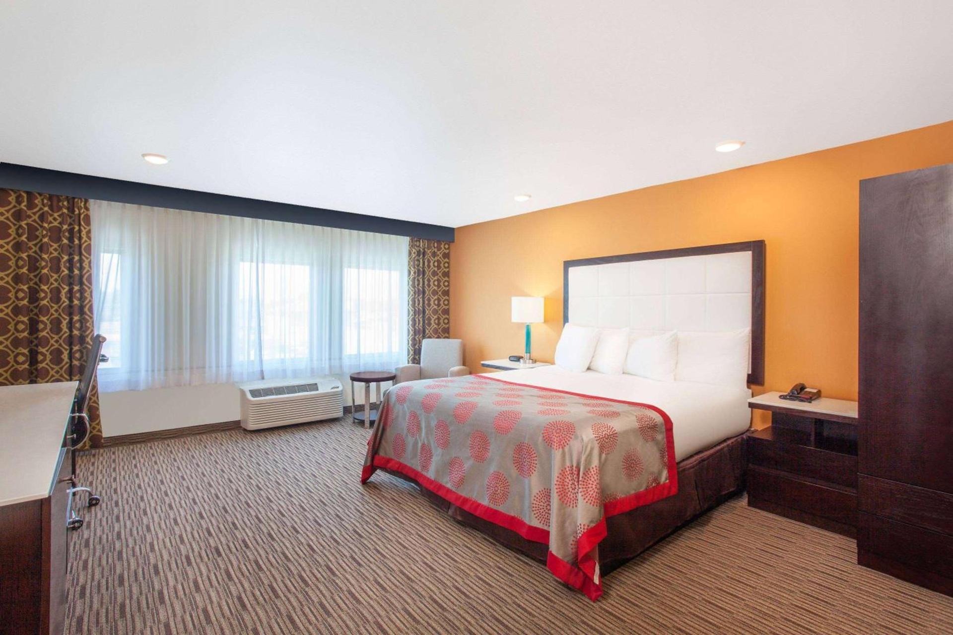 Ramada by Wyndham Culver City photo 4