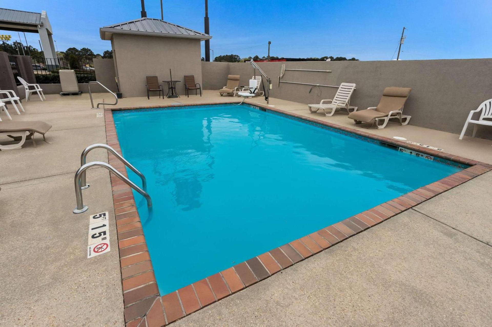 Quality Inn & Suites Pearl-Jackson photo 17
