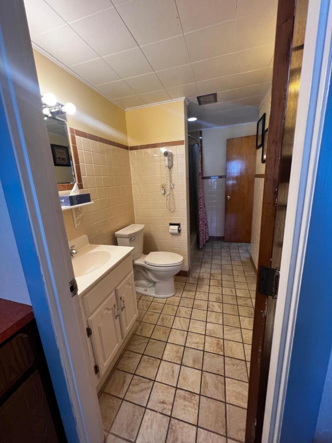 Claddagh Motel & Suites photo 76