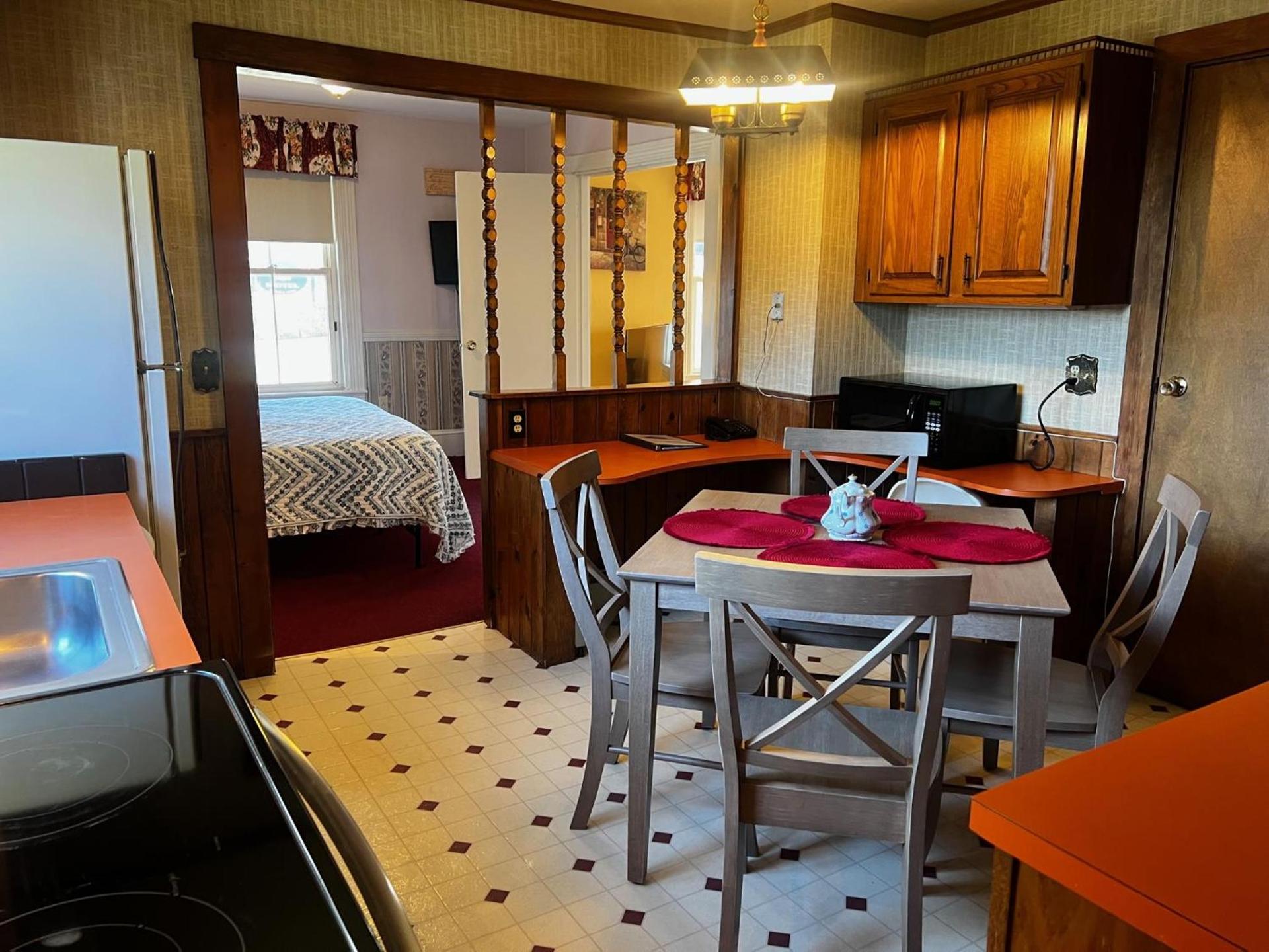 Claddagh Motel & Suites photo 86