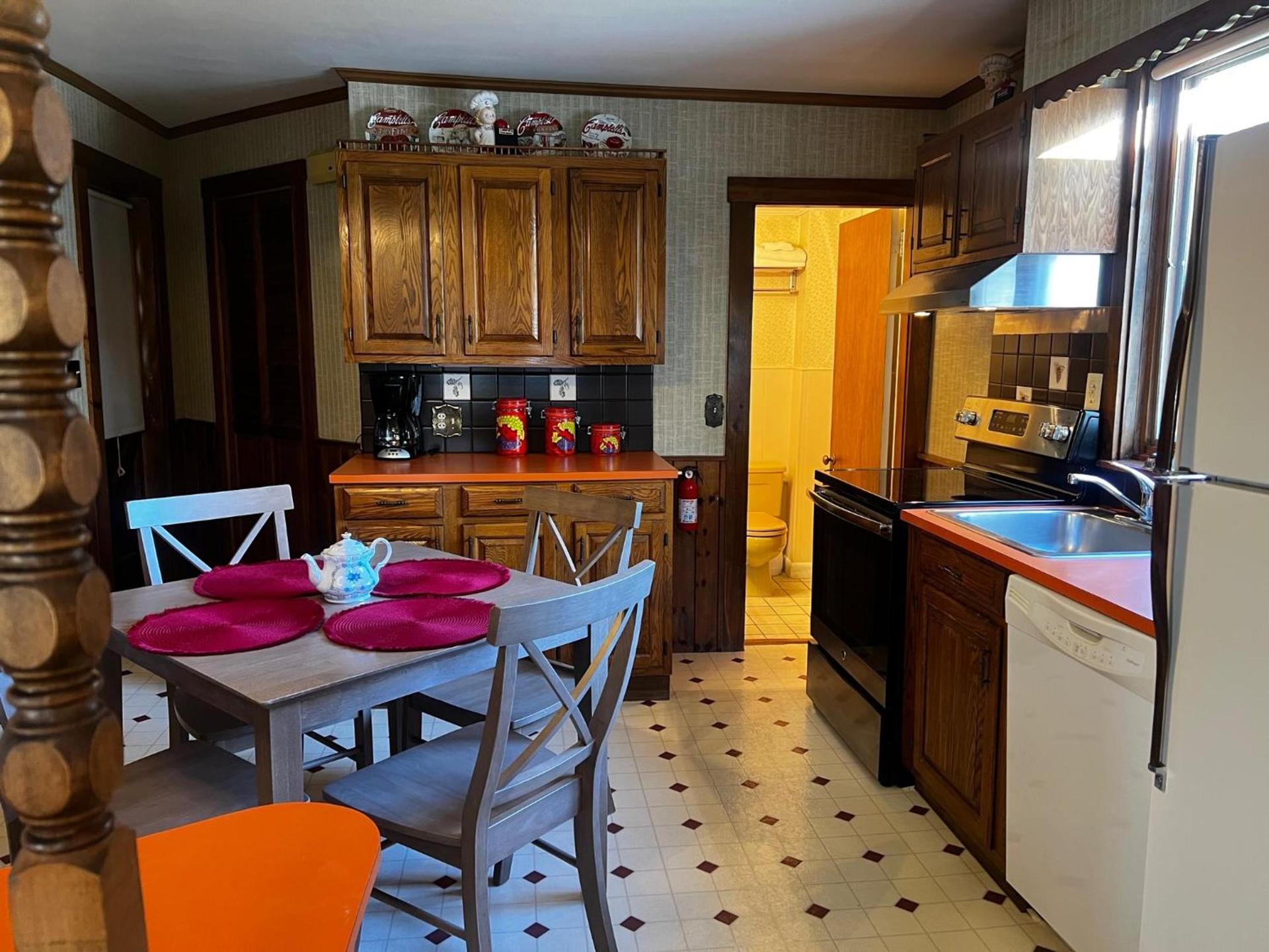 Claddagh Motel & Suites photo 87