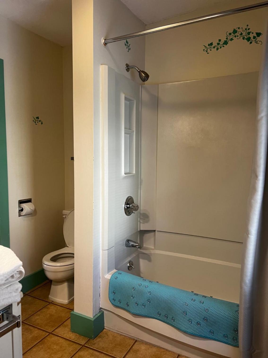 Claddagh Motel & Suites photo 92