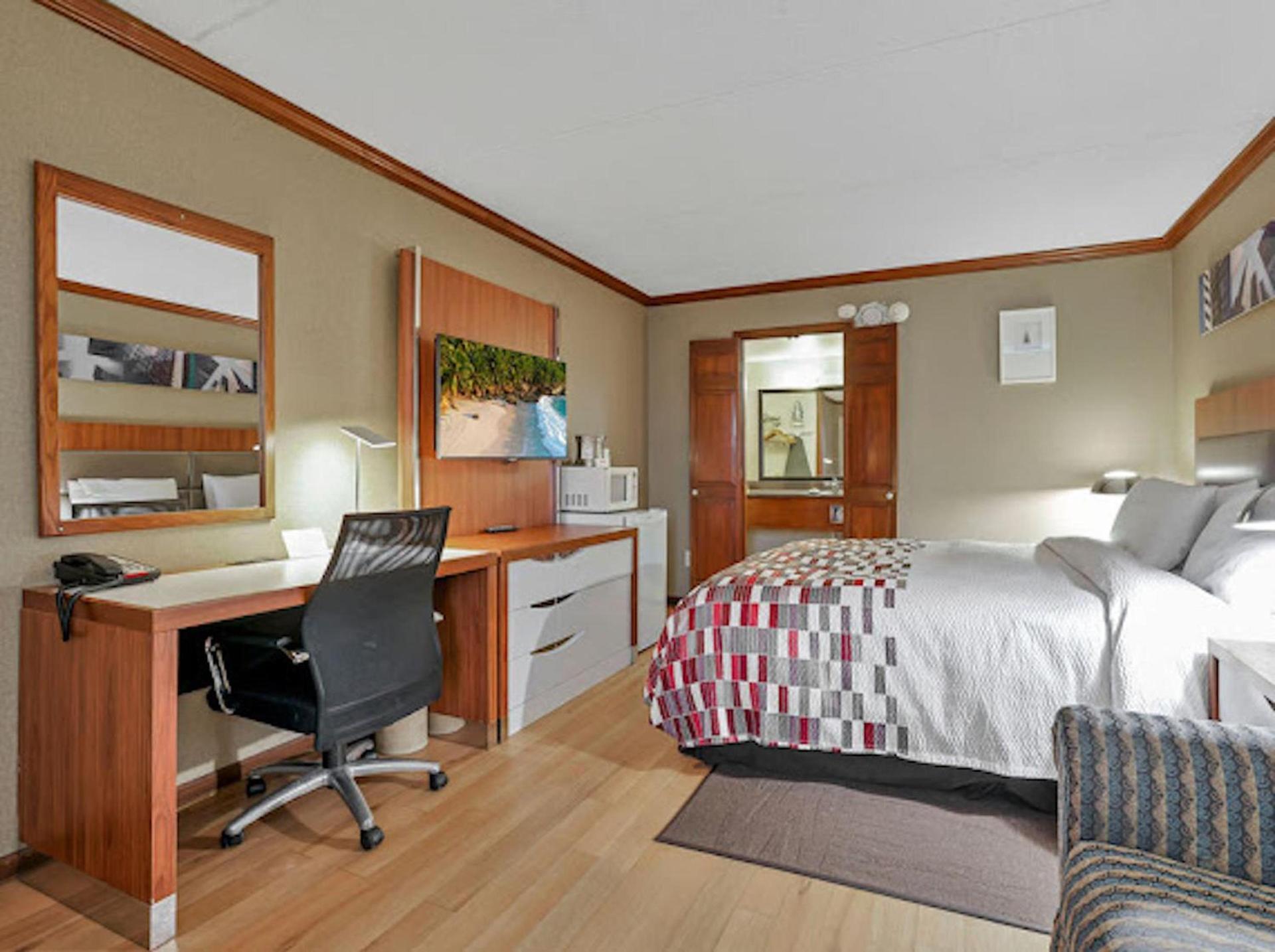 Red Roof Inn Uhrichsville photo 28