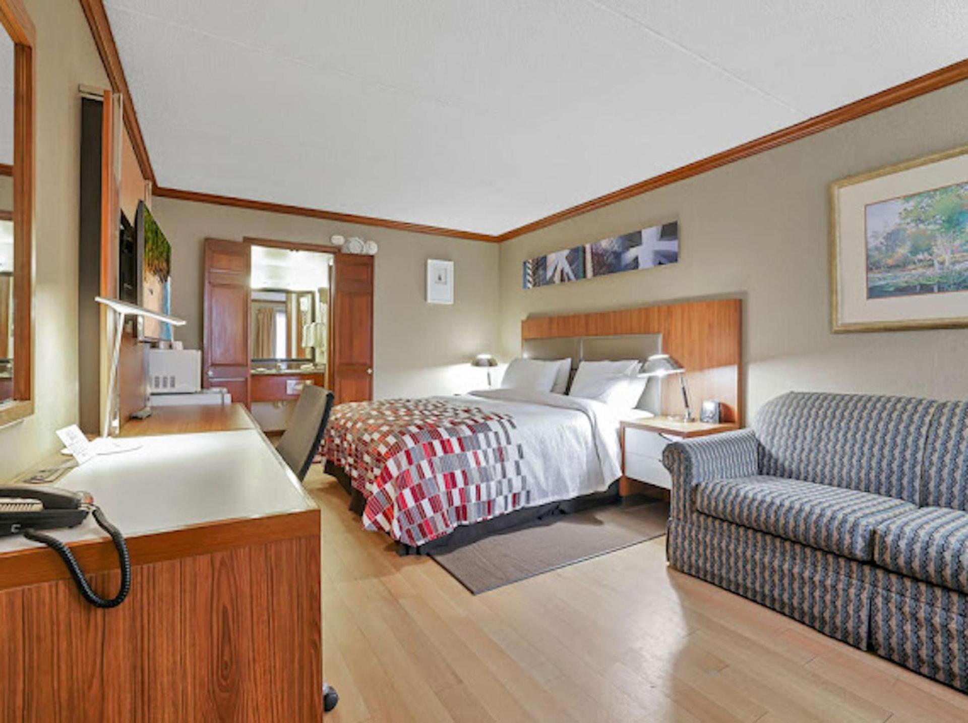 Red Roof Inn Uhrichsville photo 27