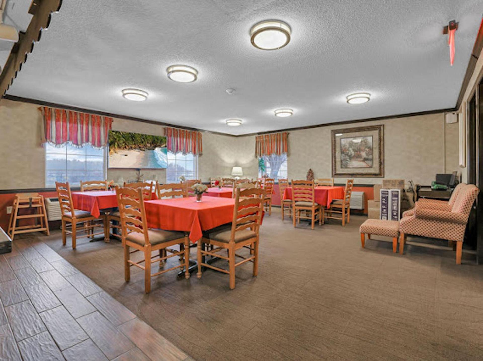 Red Roof Inn Uhrichsville photo 30