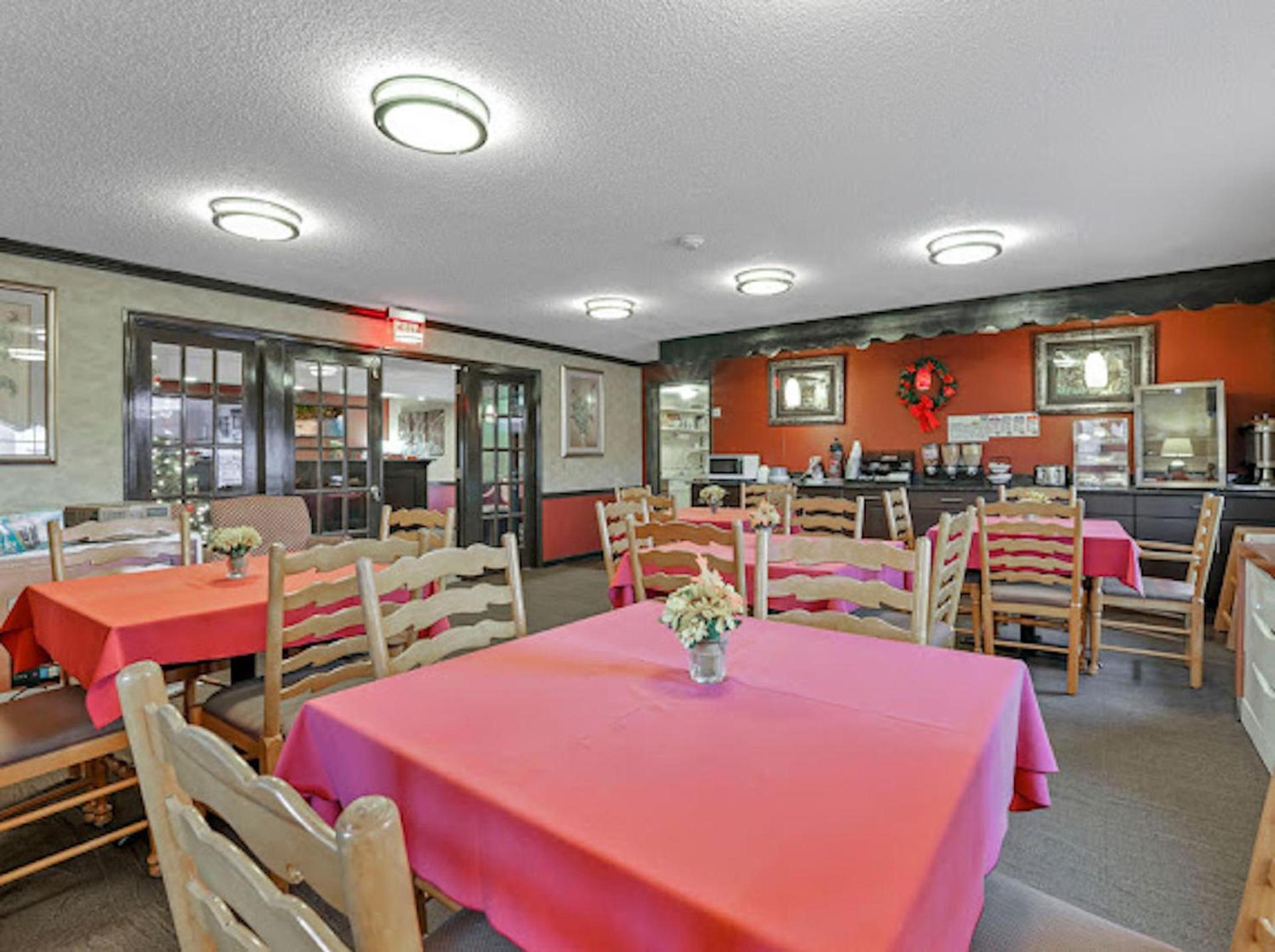 Red Roof Inn Uhrichsville photo 31