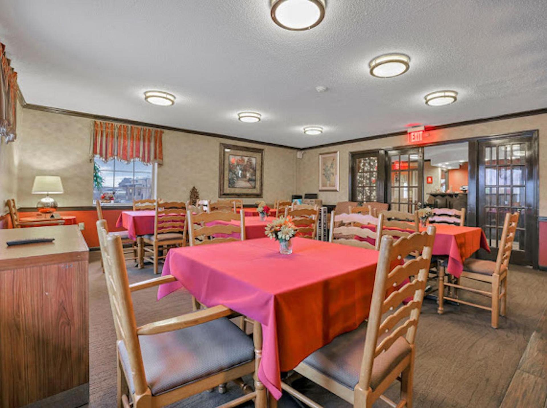 Red Roof Inn Uhrichsville photo 32