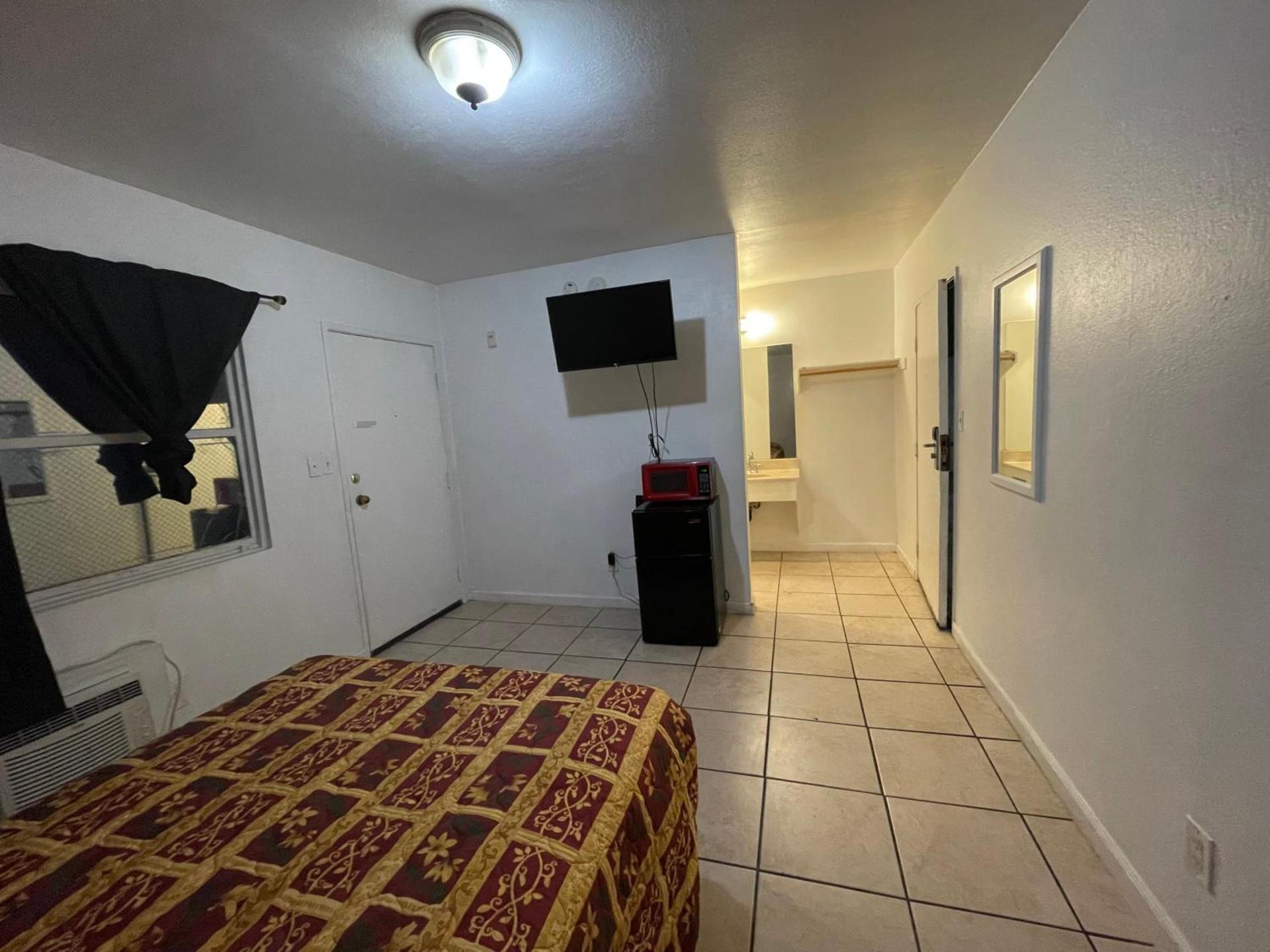 Crown Inn & Suites photo 45