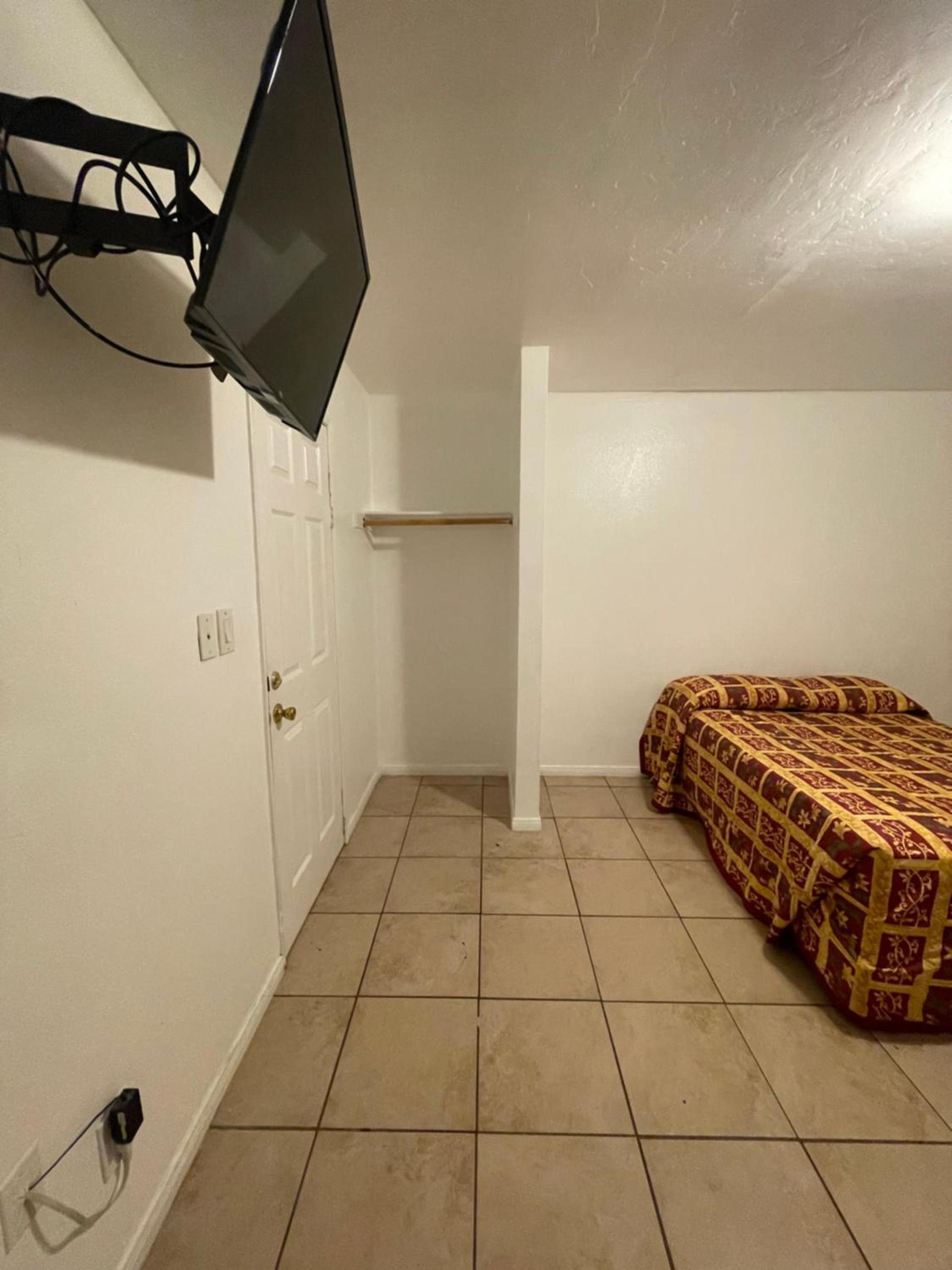 Crown Inn & Suites photo 29