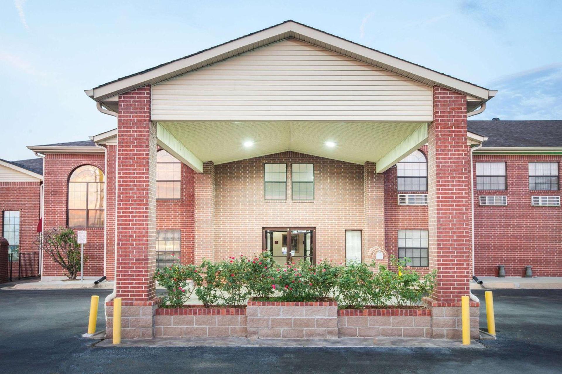 Super 8 by Wyndham White Hall photo 2