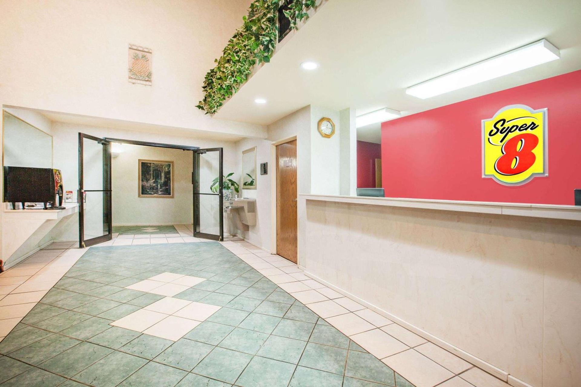 Super 8 by Wyndham White Hall photo 7