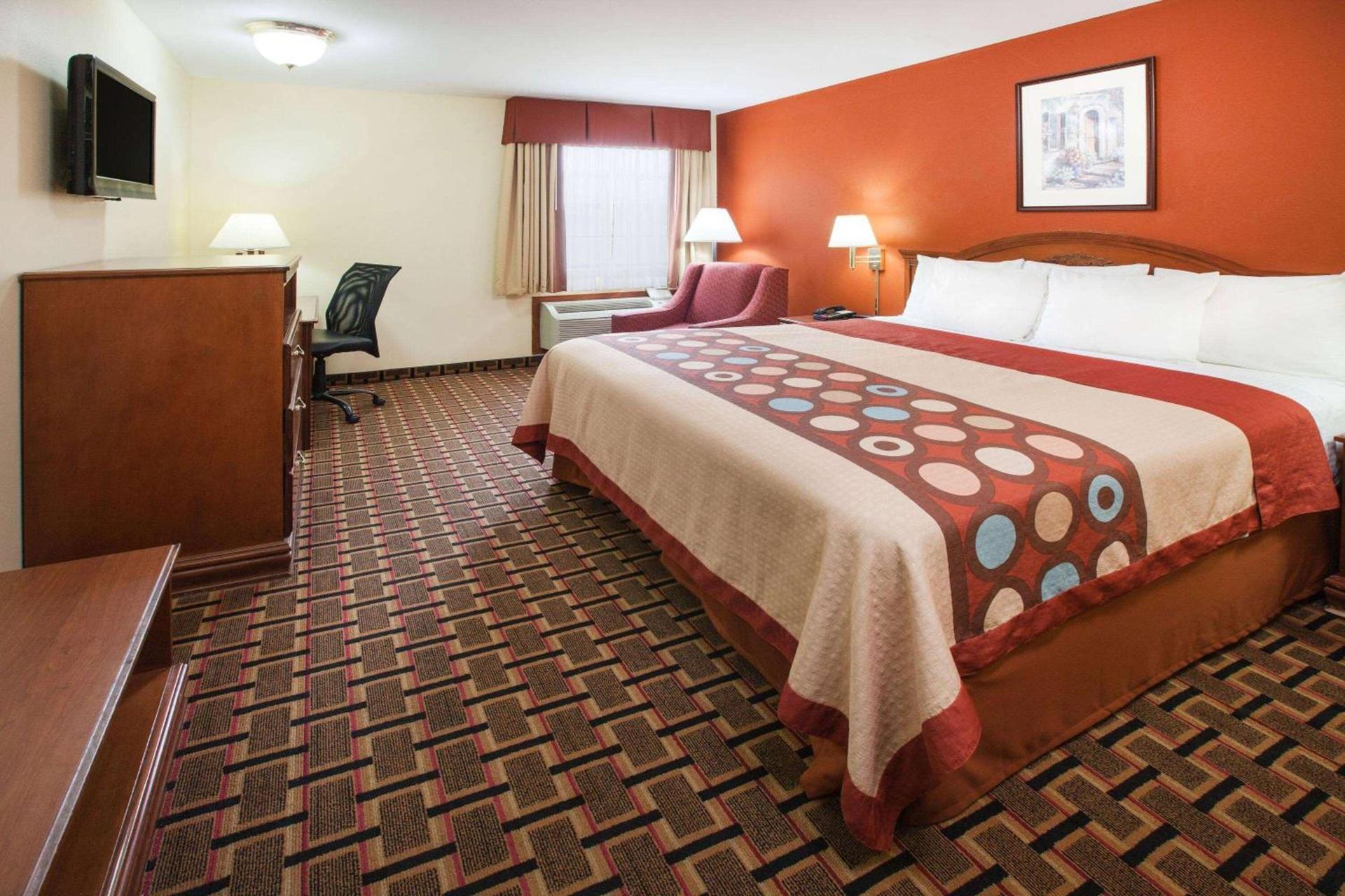 Super 8 by Wyndham White Hall photo 9